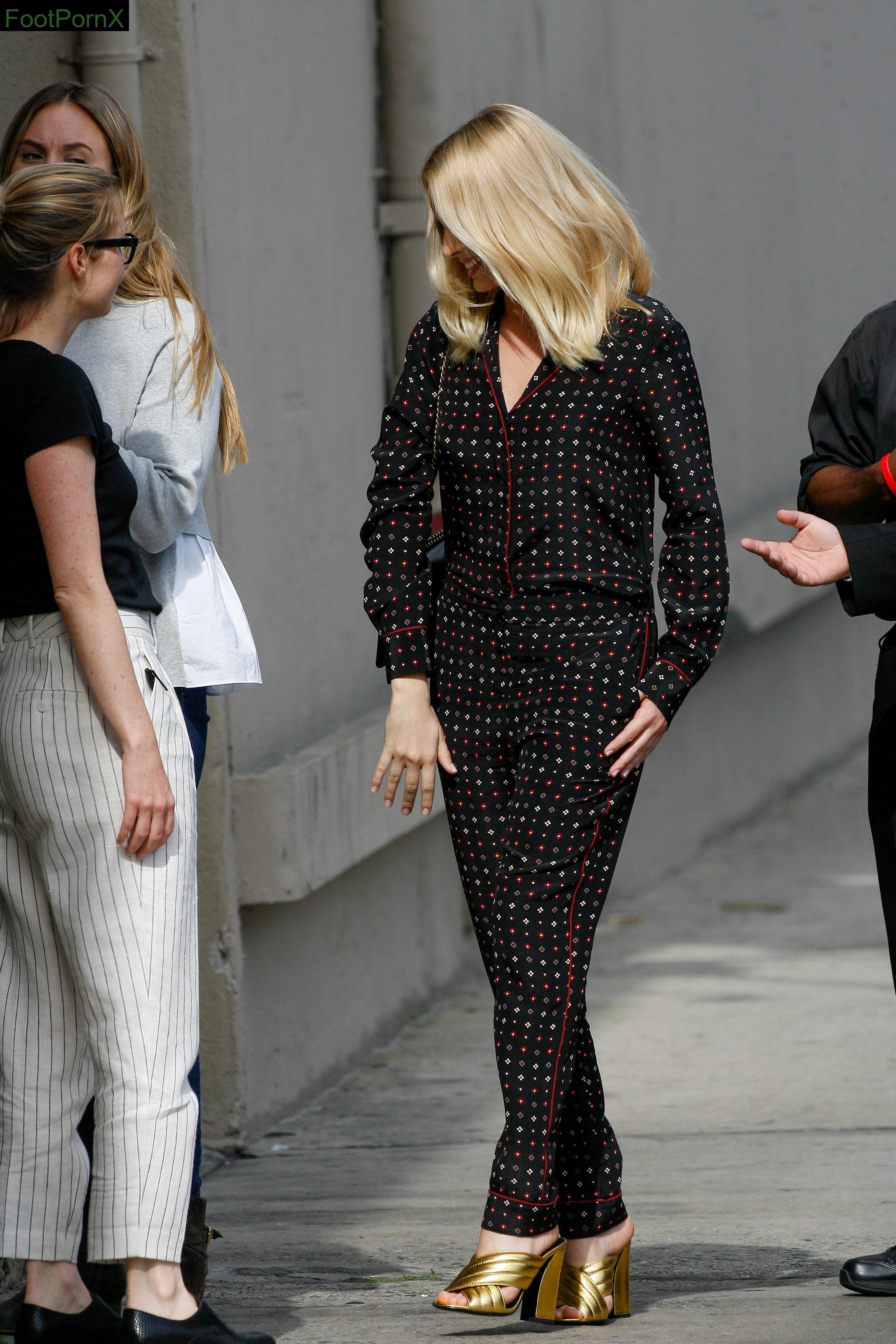 margot robbie feet photo 5