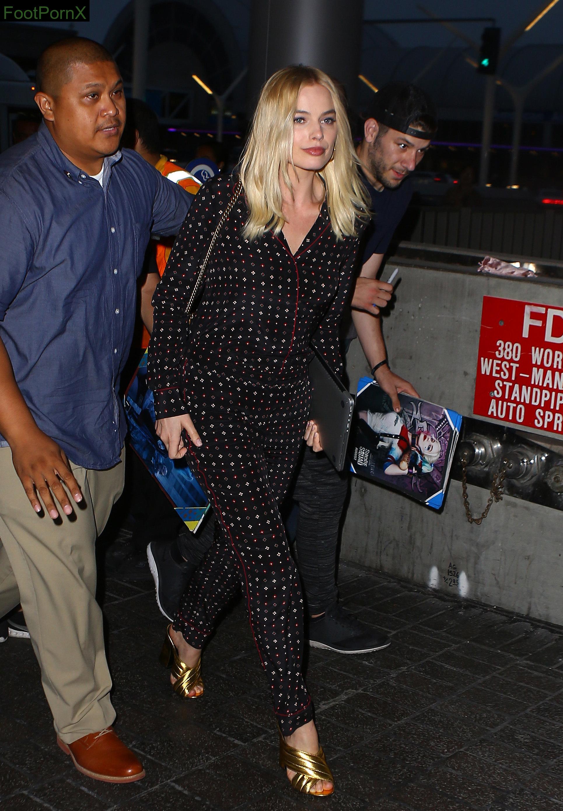 margot robbie feet photo 8