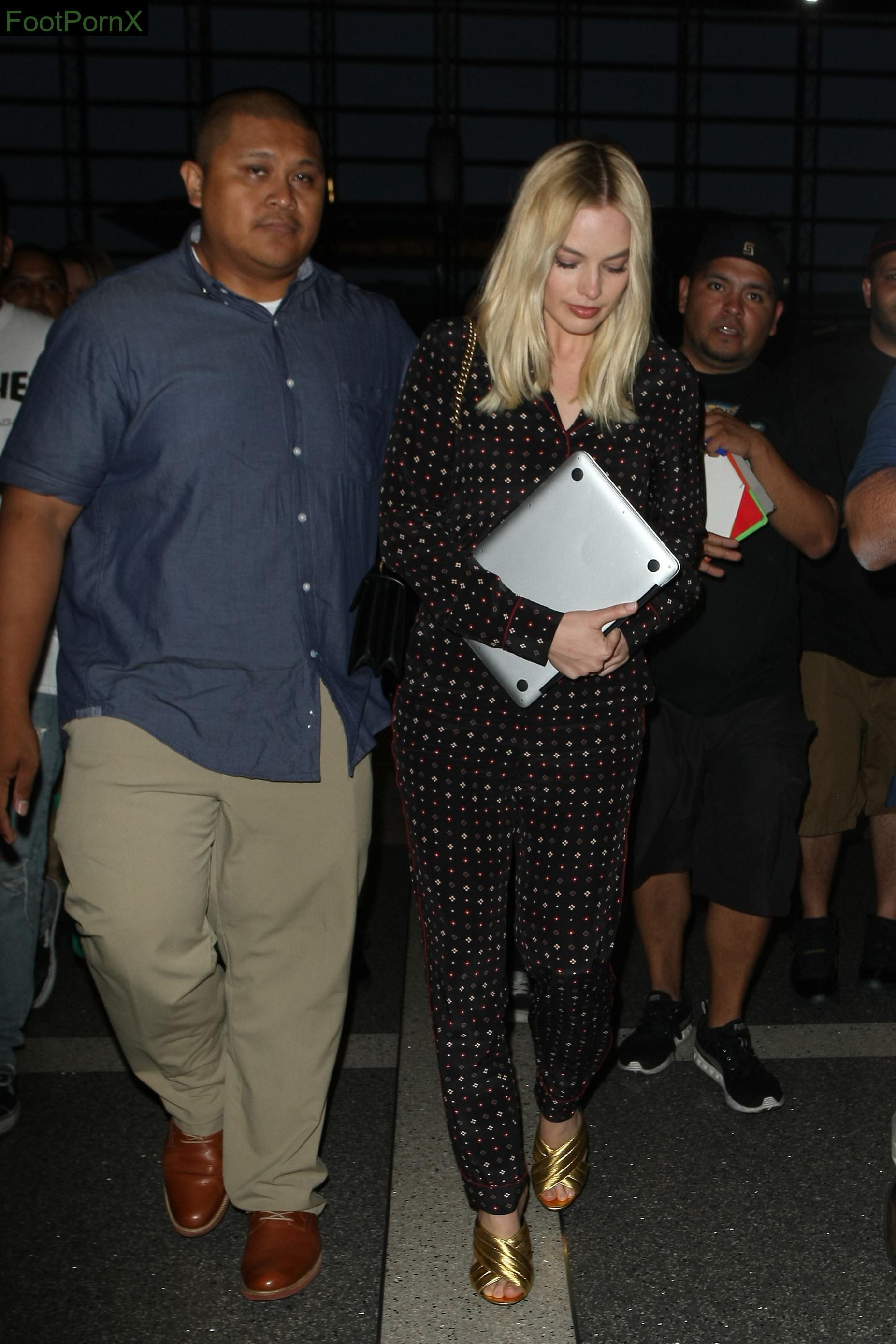 margot robbie feet photo 9