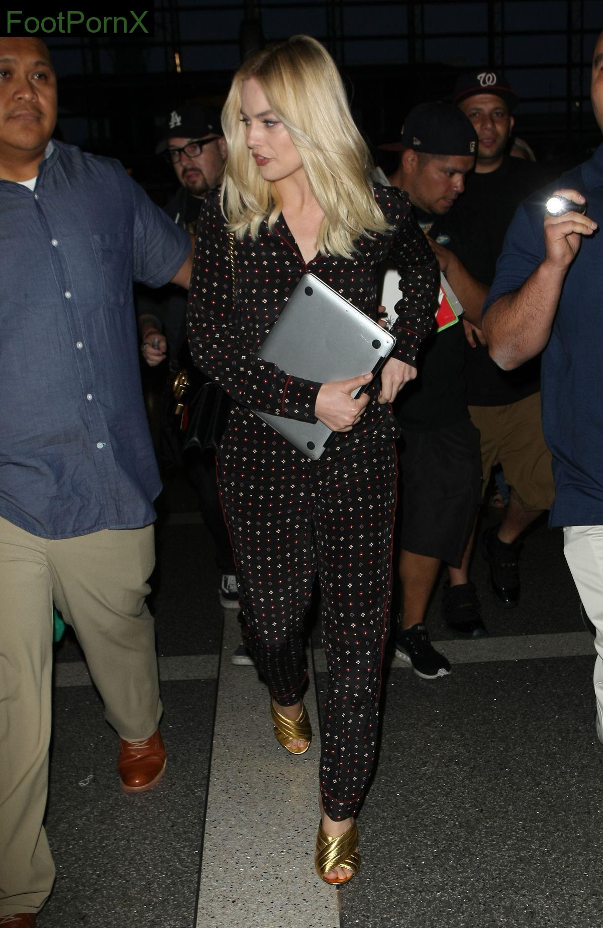 margot robbie feet photo 10