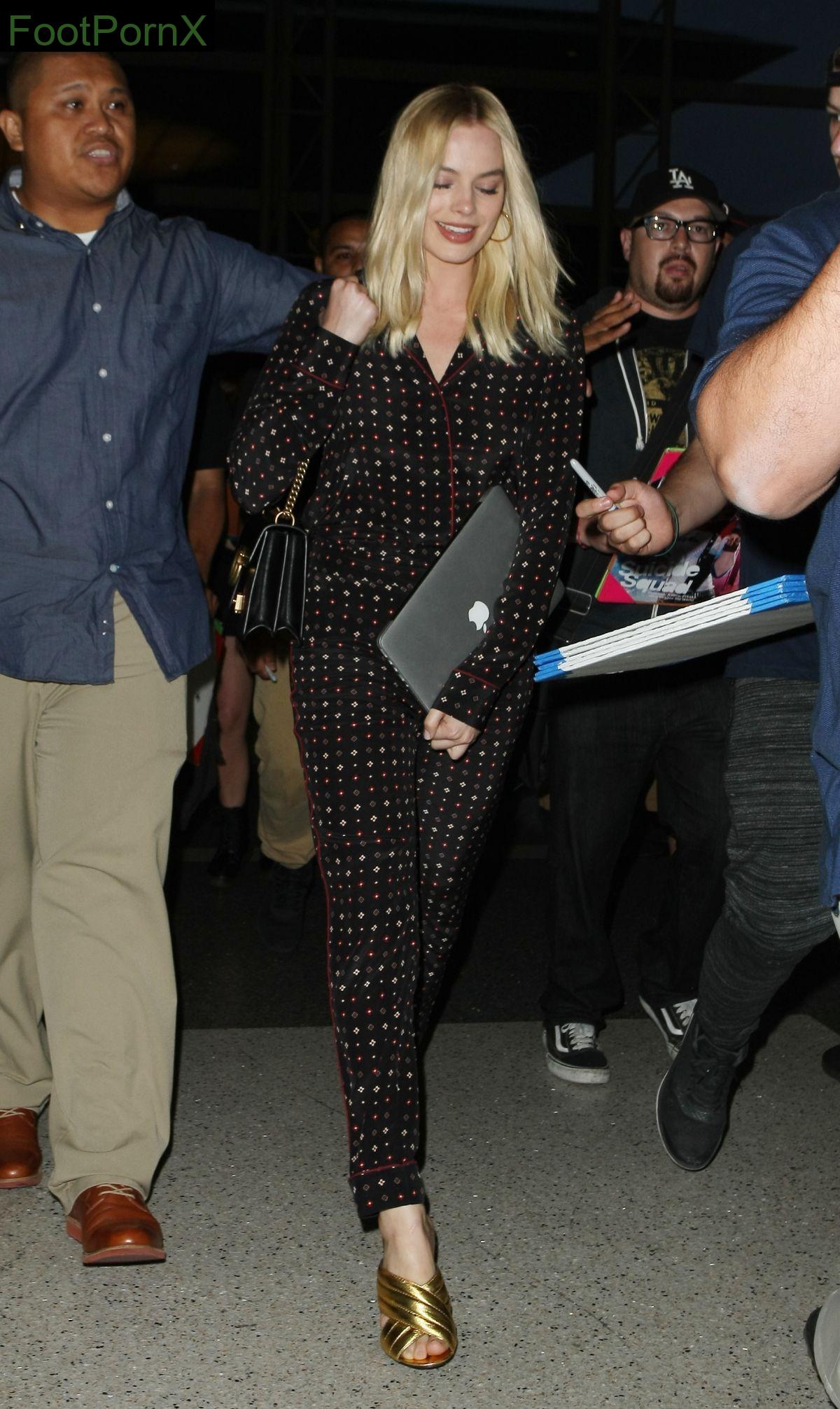 margot robbie feet photo 24
