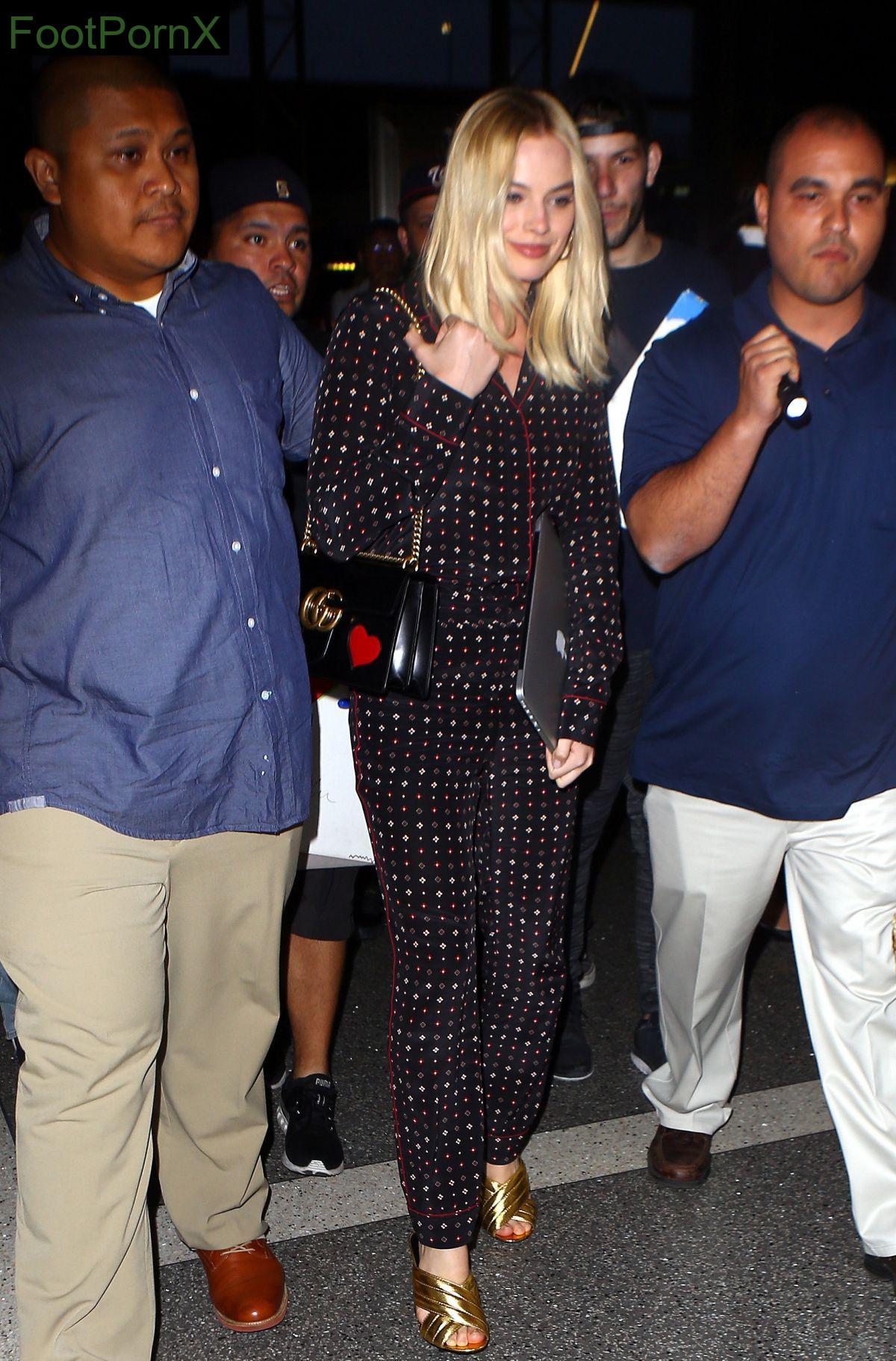margot robbie feet photo 23