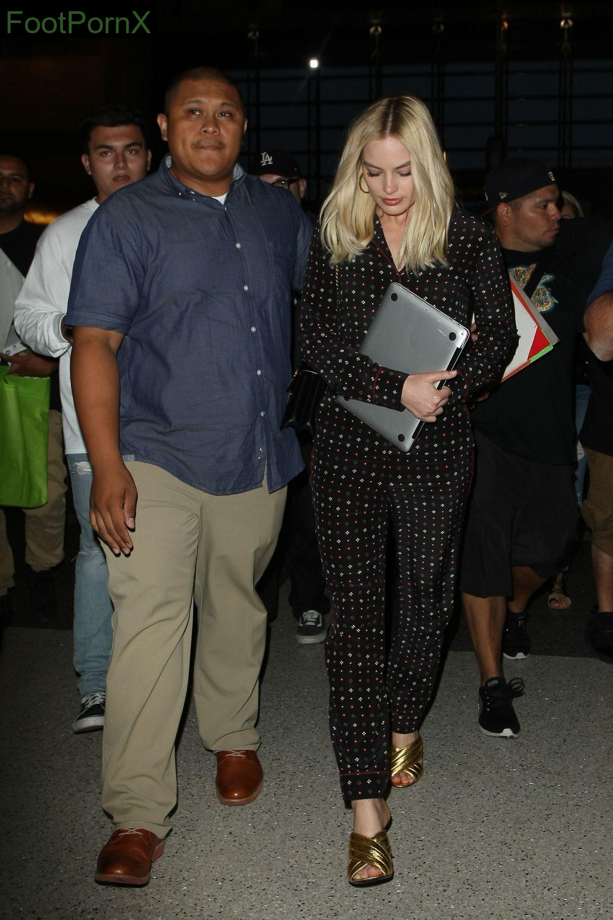margot robbie feet photo 1