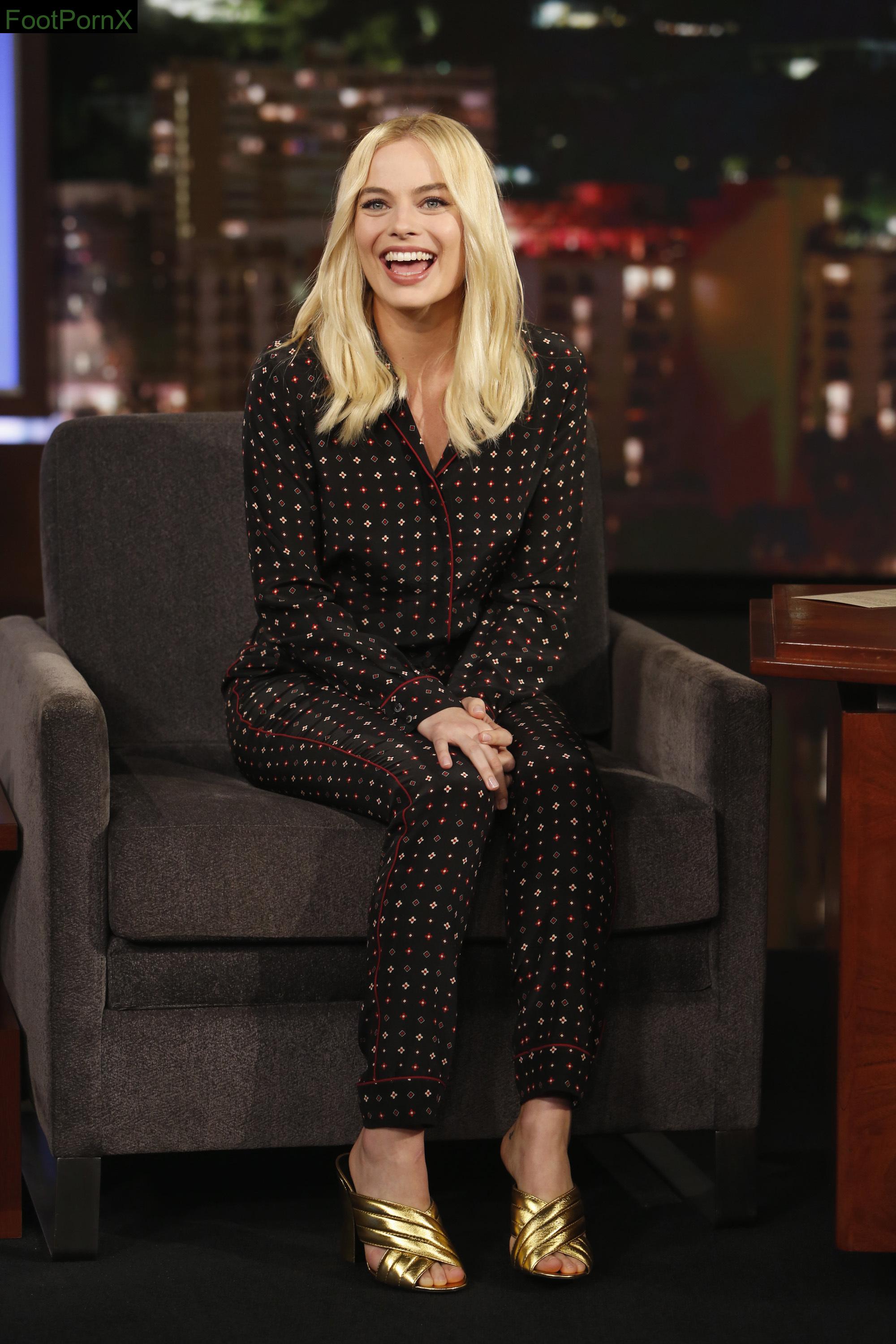 margot robbie feet photo 19