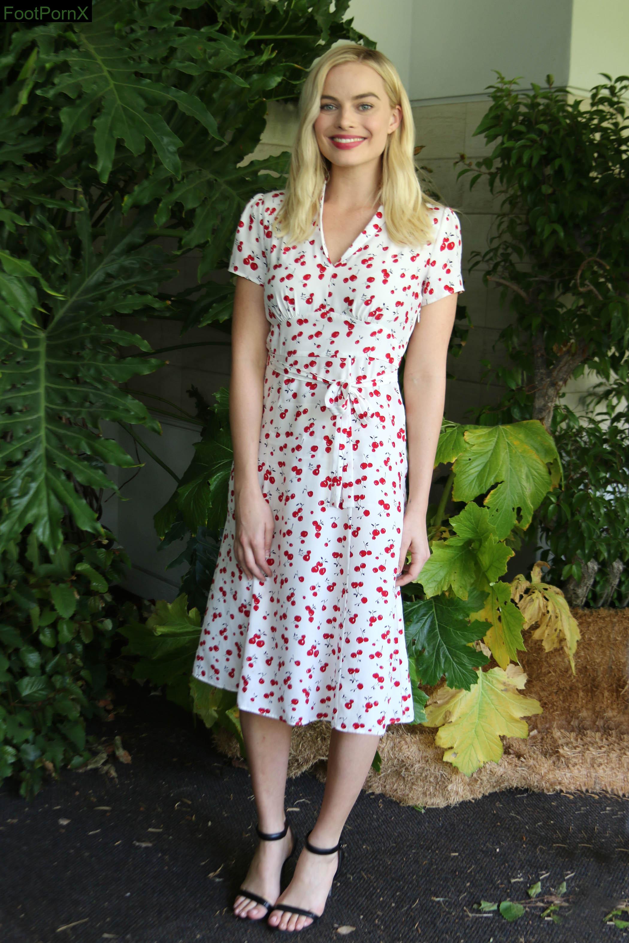 margot robbie feet photo 18