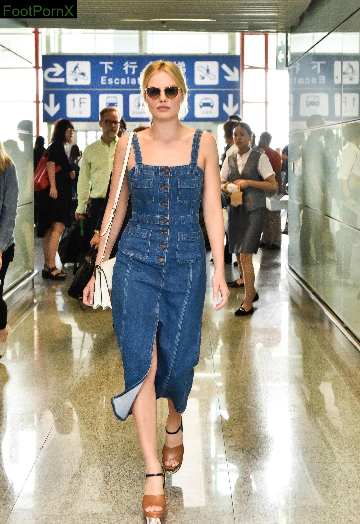 margot robbie feet photo 1