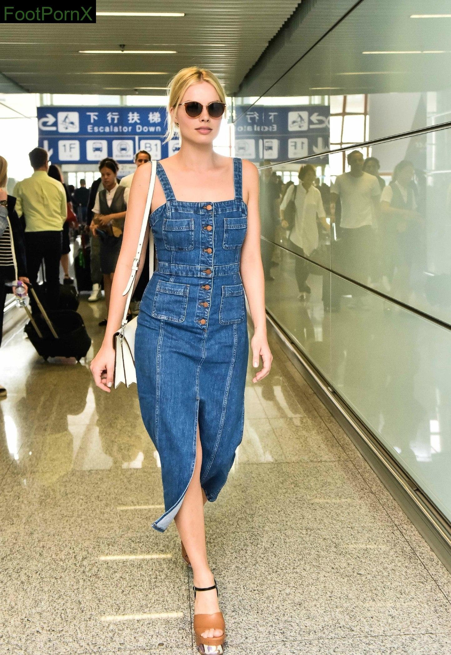margot robbie feet photo 23