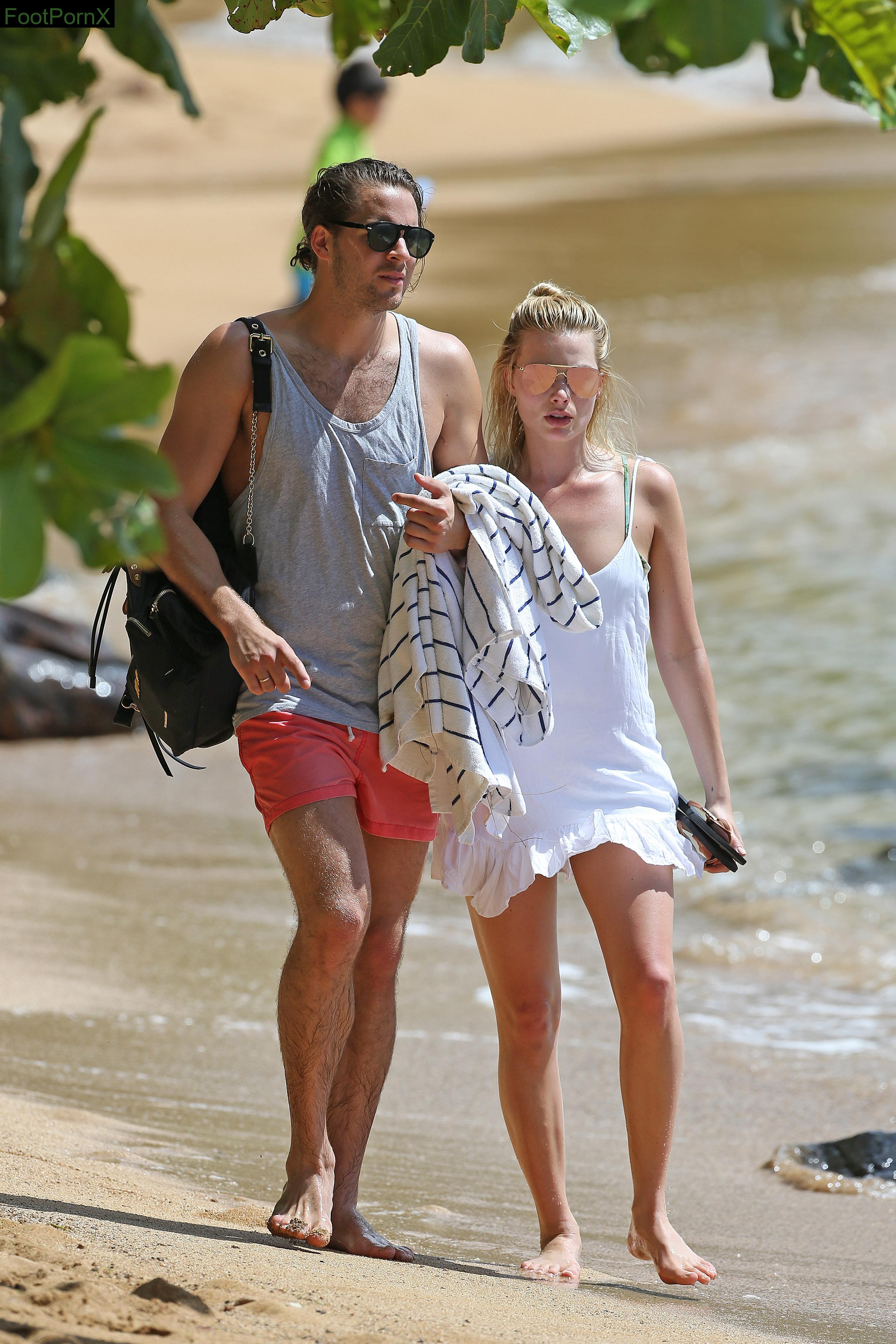 margot robbie feet photo 21