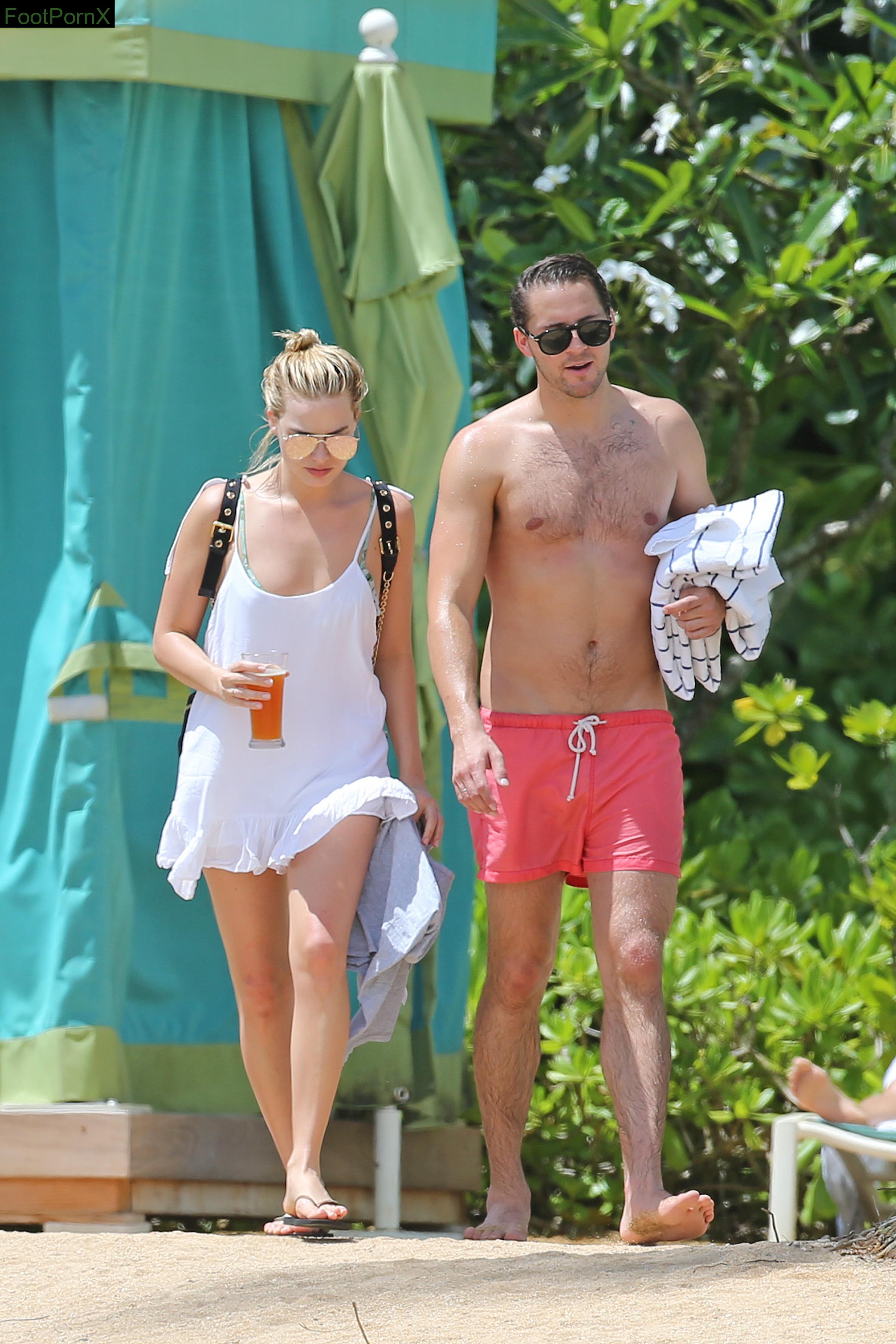 margot robbie feet photo 22