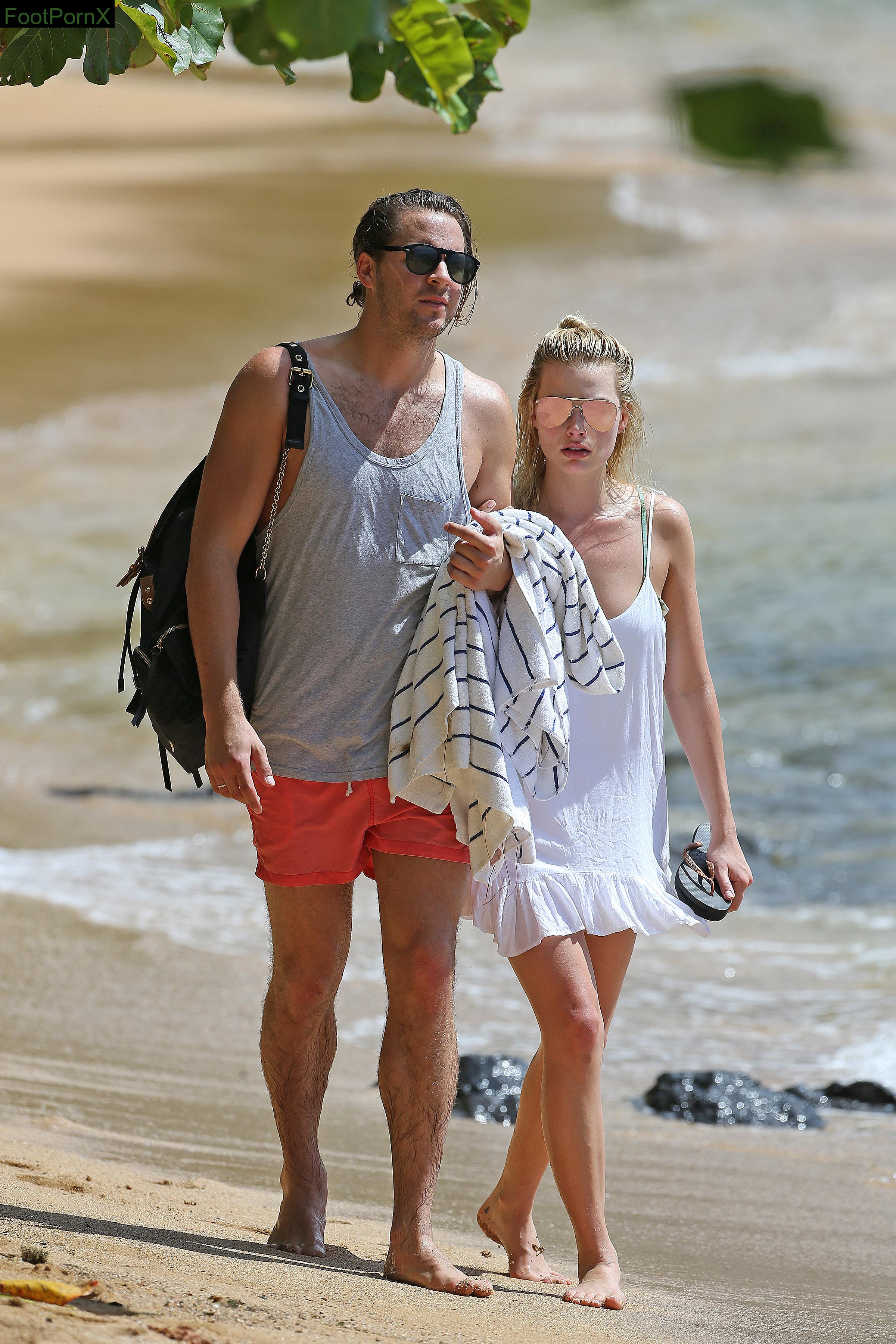 margot robbie feet photo 19
