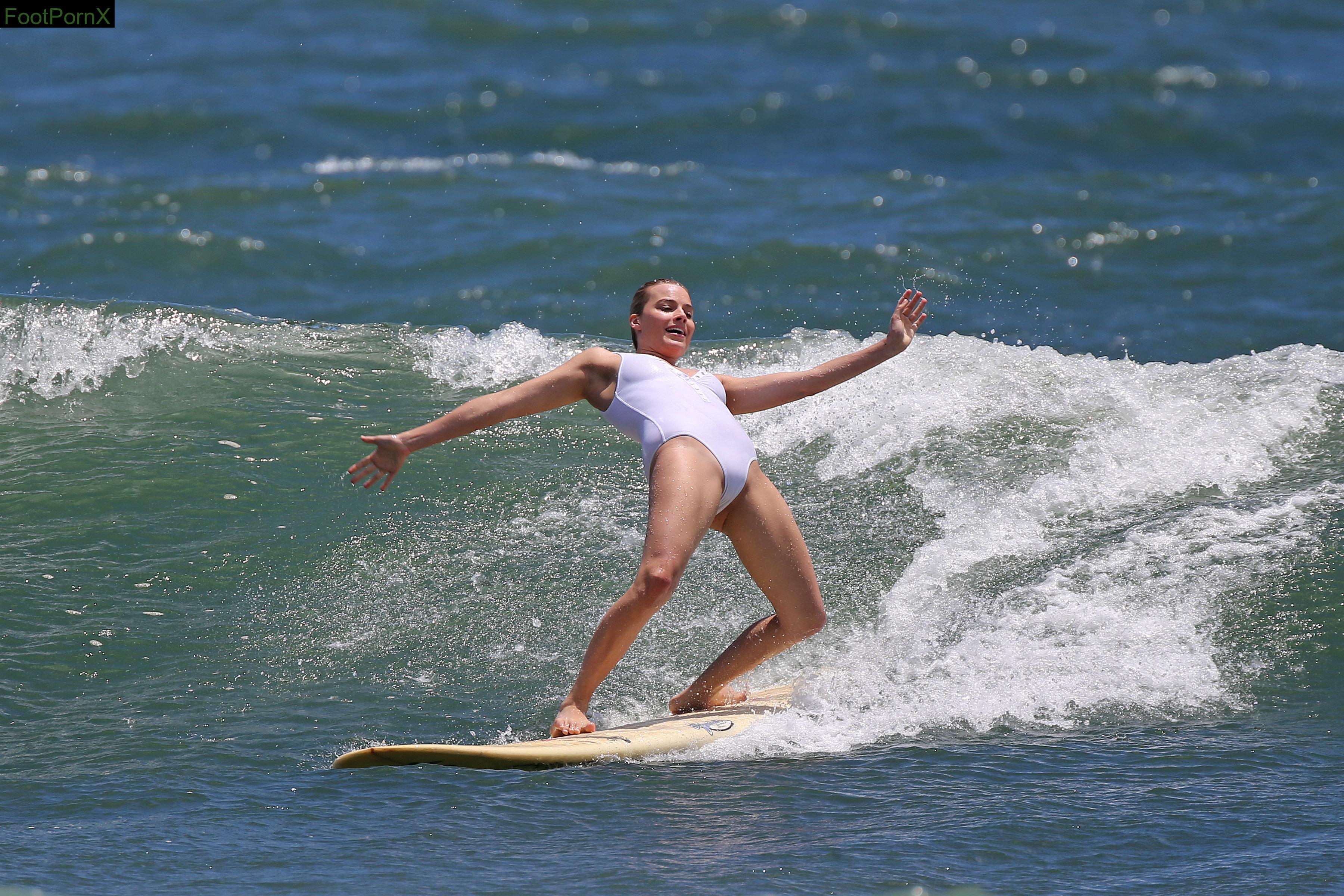 margot robbie feet photo 11