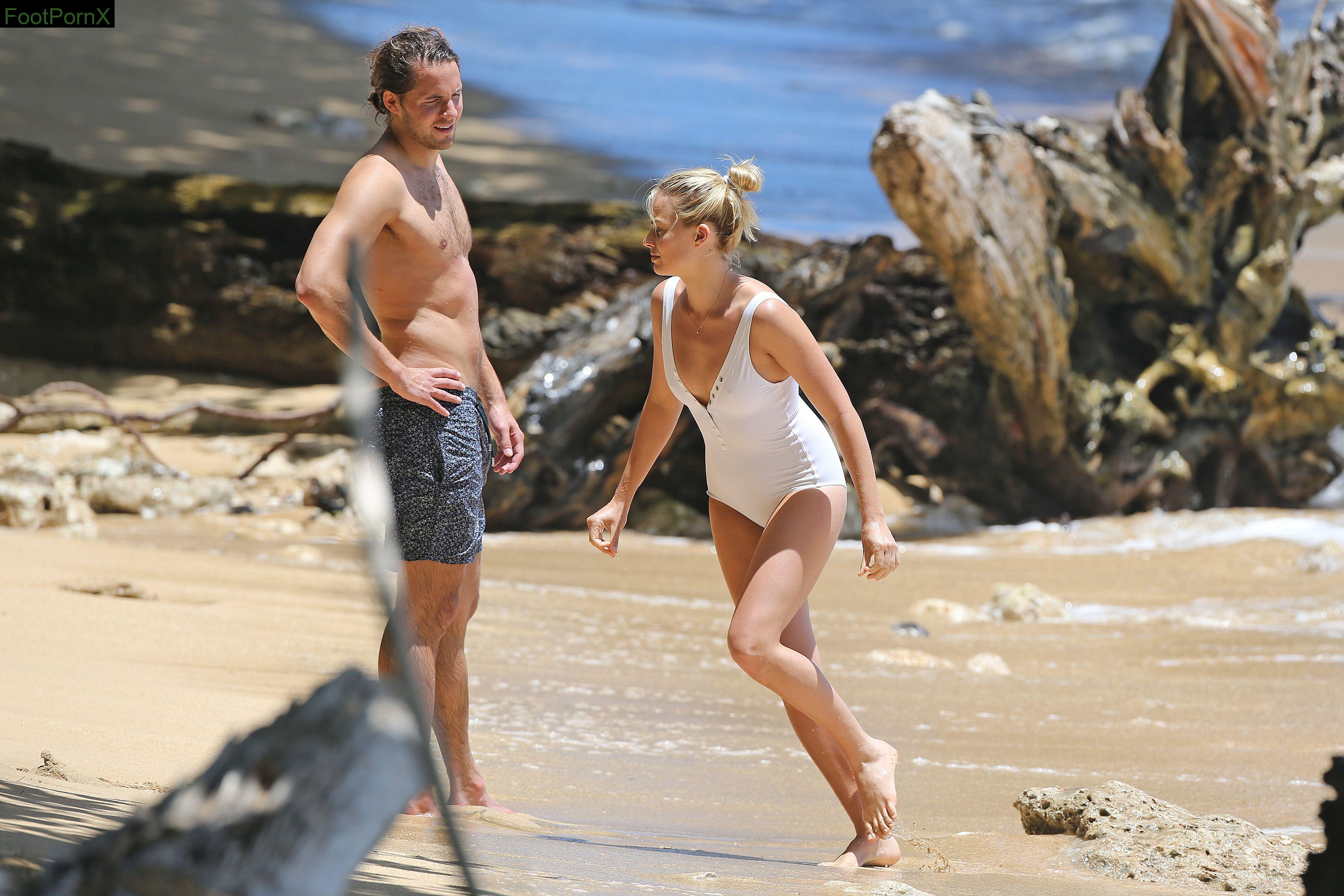 margot robbie feet photo 16