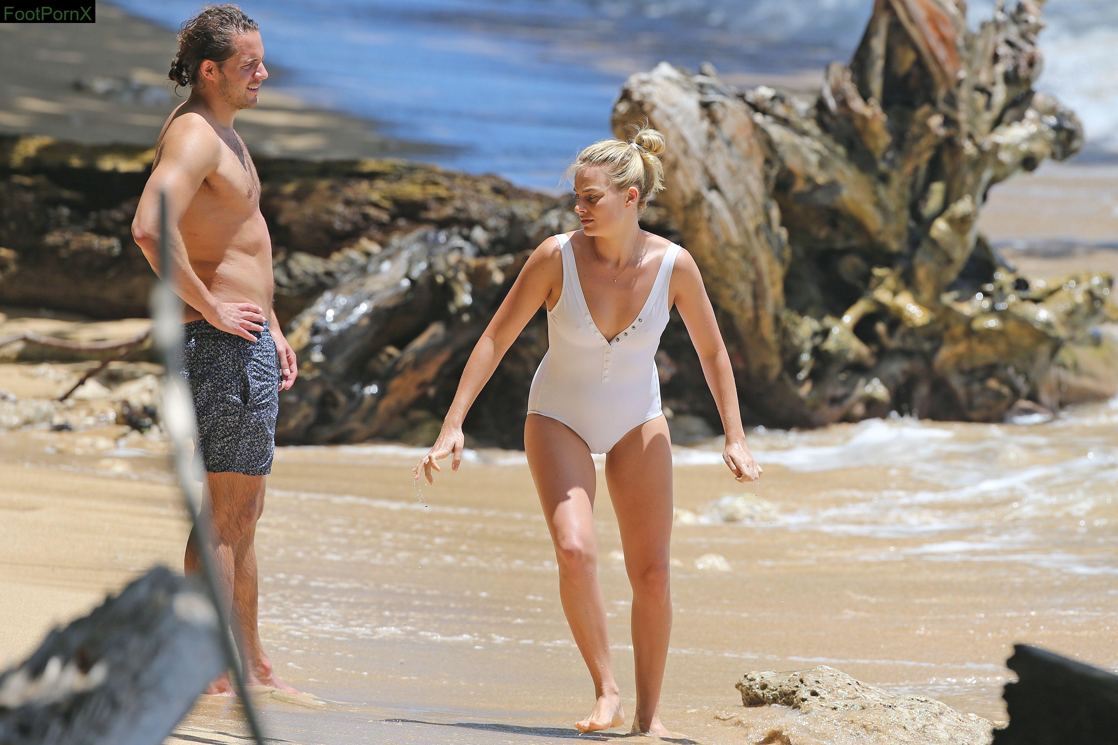 margot robbie feet photo 15
