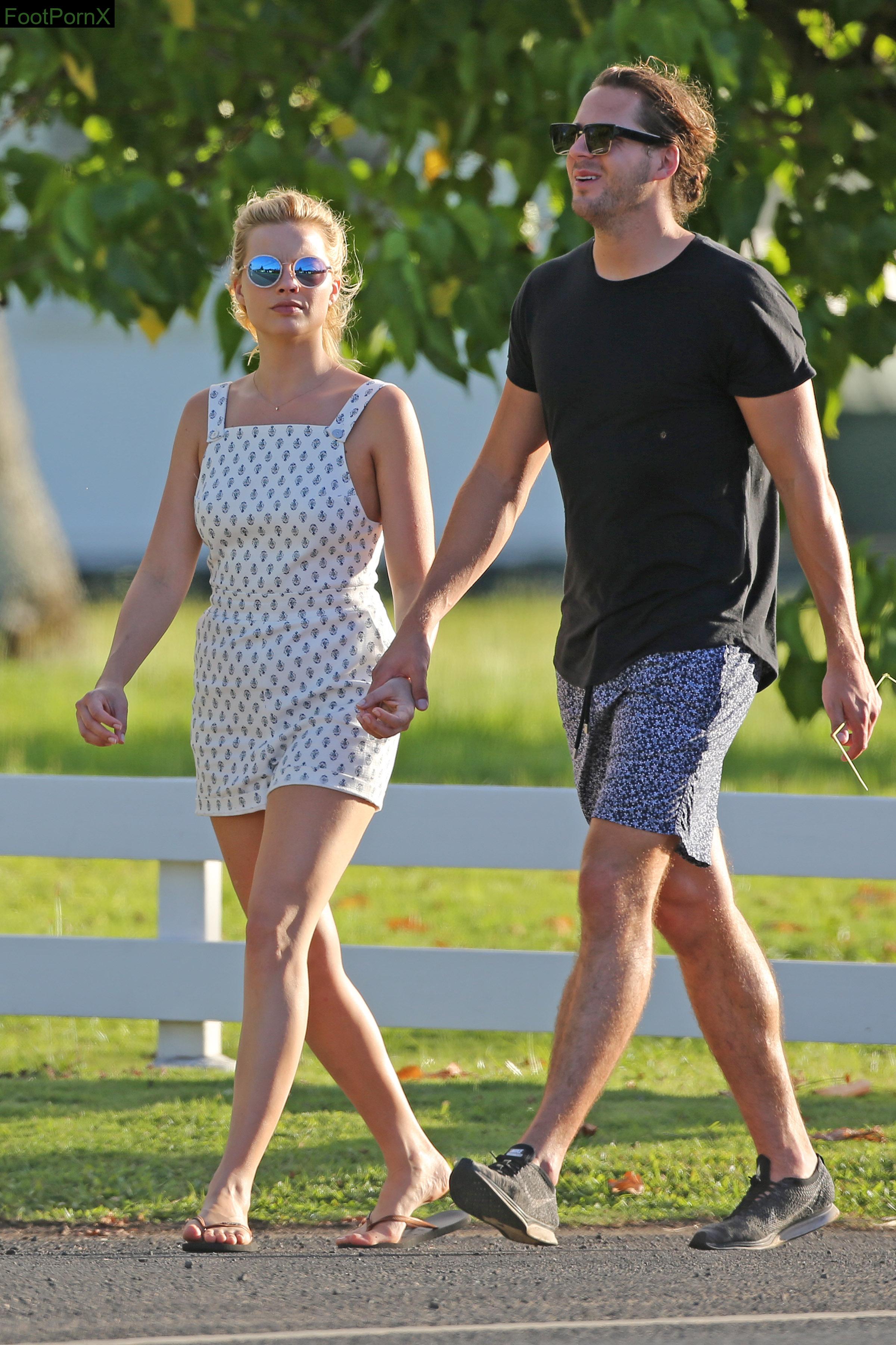margot robbie feet photo 17