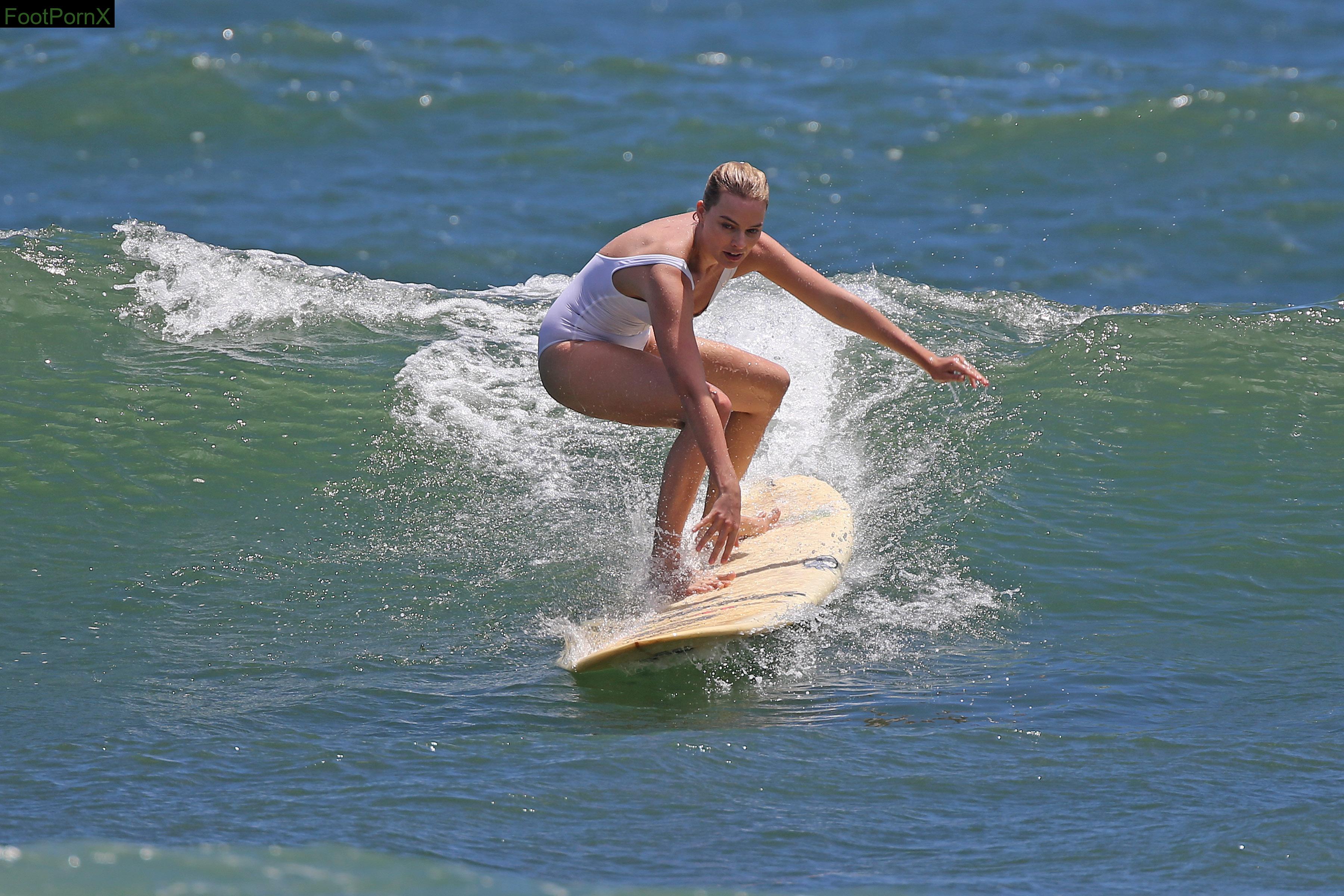 margot robbie feet photo 7