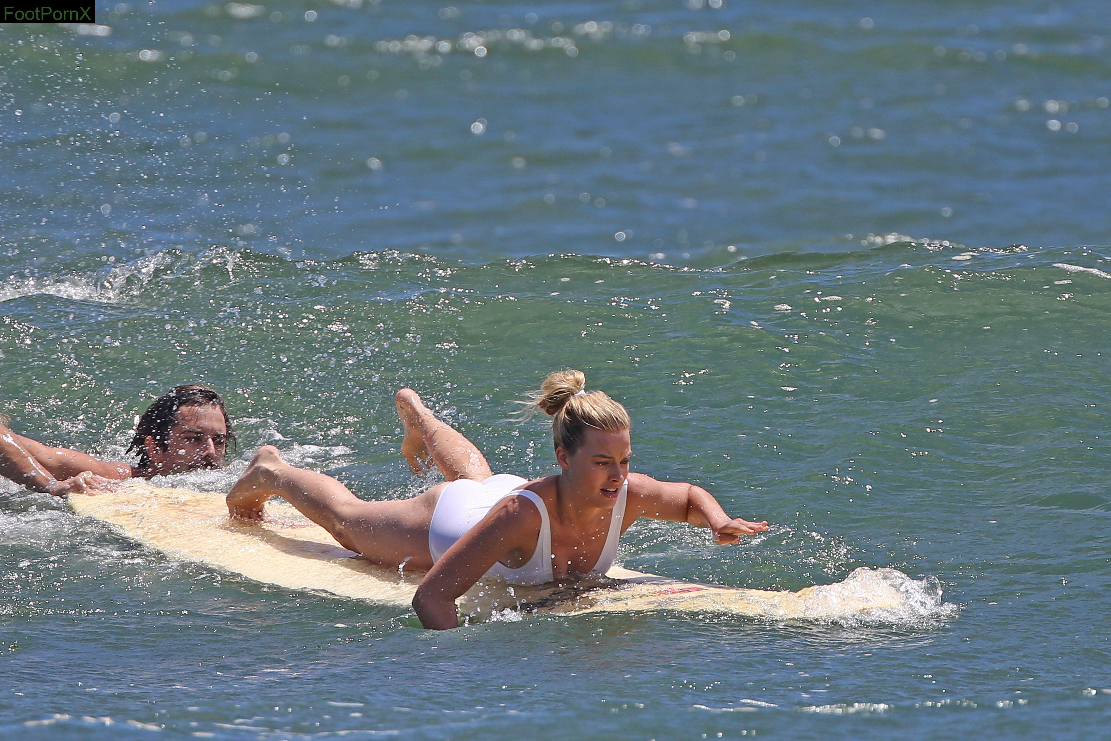 margot robbie feet photo 8