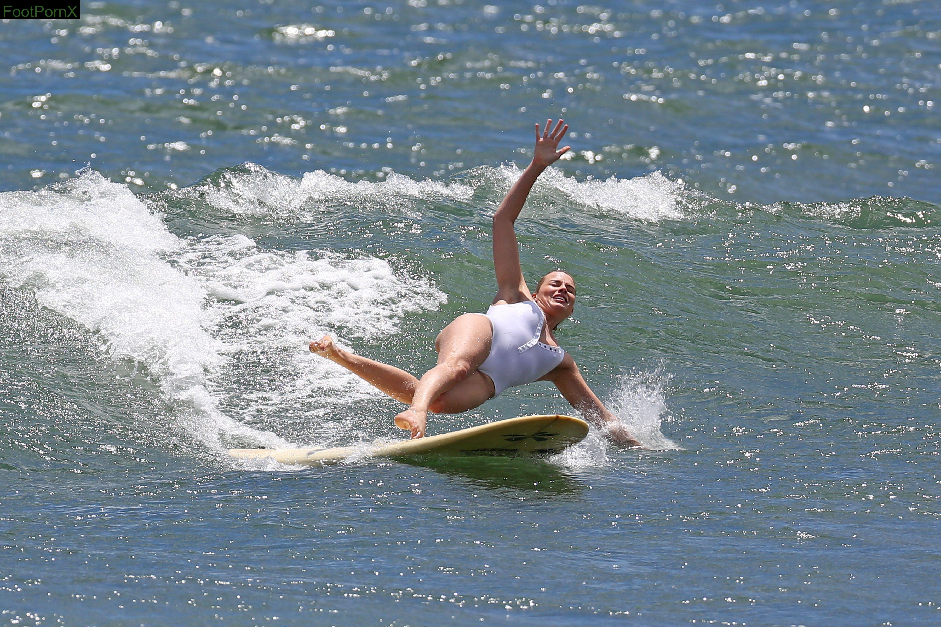 margot robbie feet photo 4