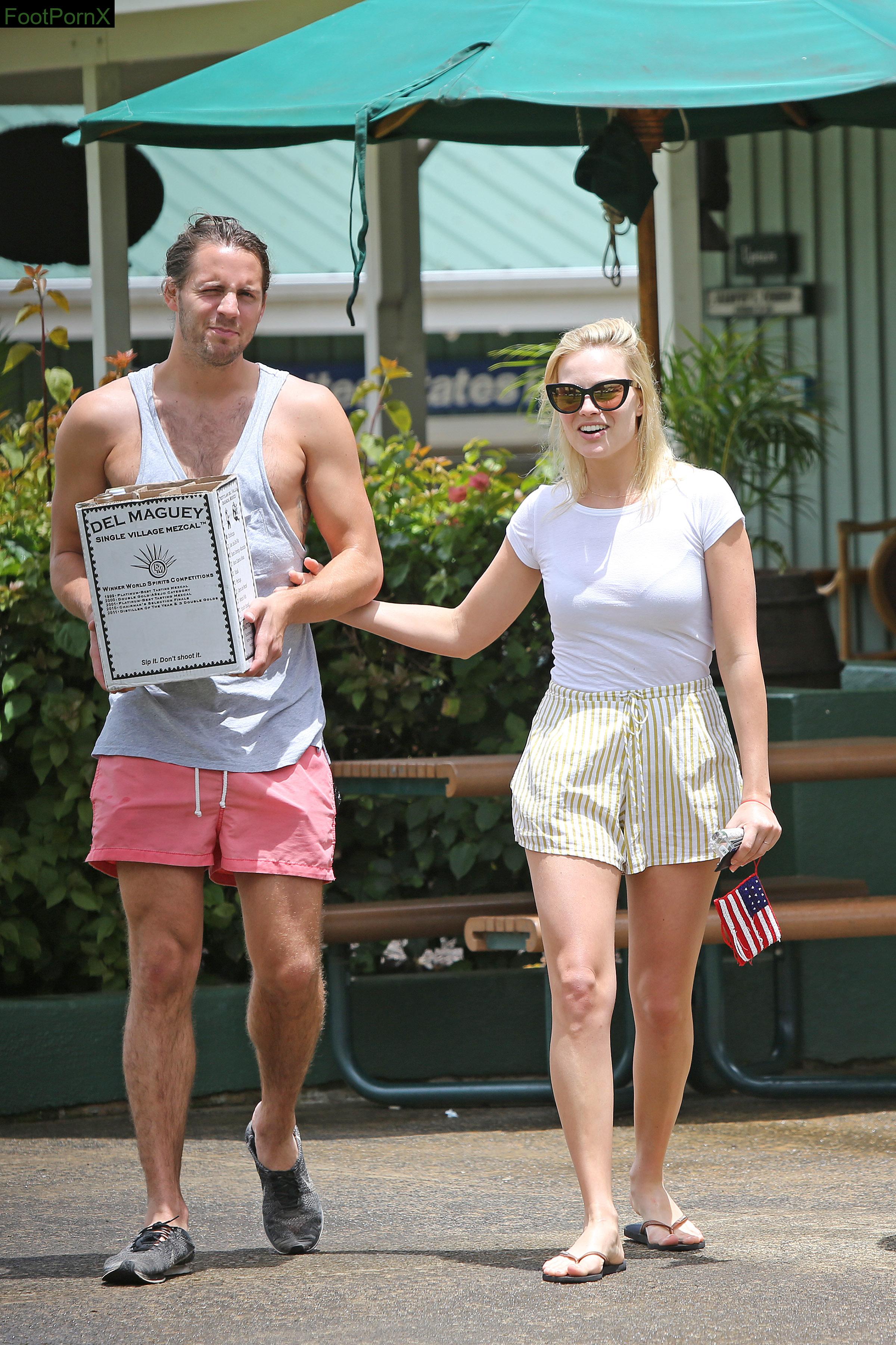 margot robbie feet photo 5