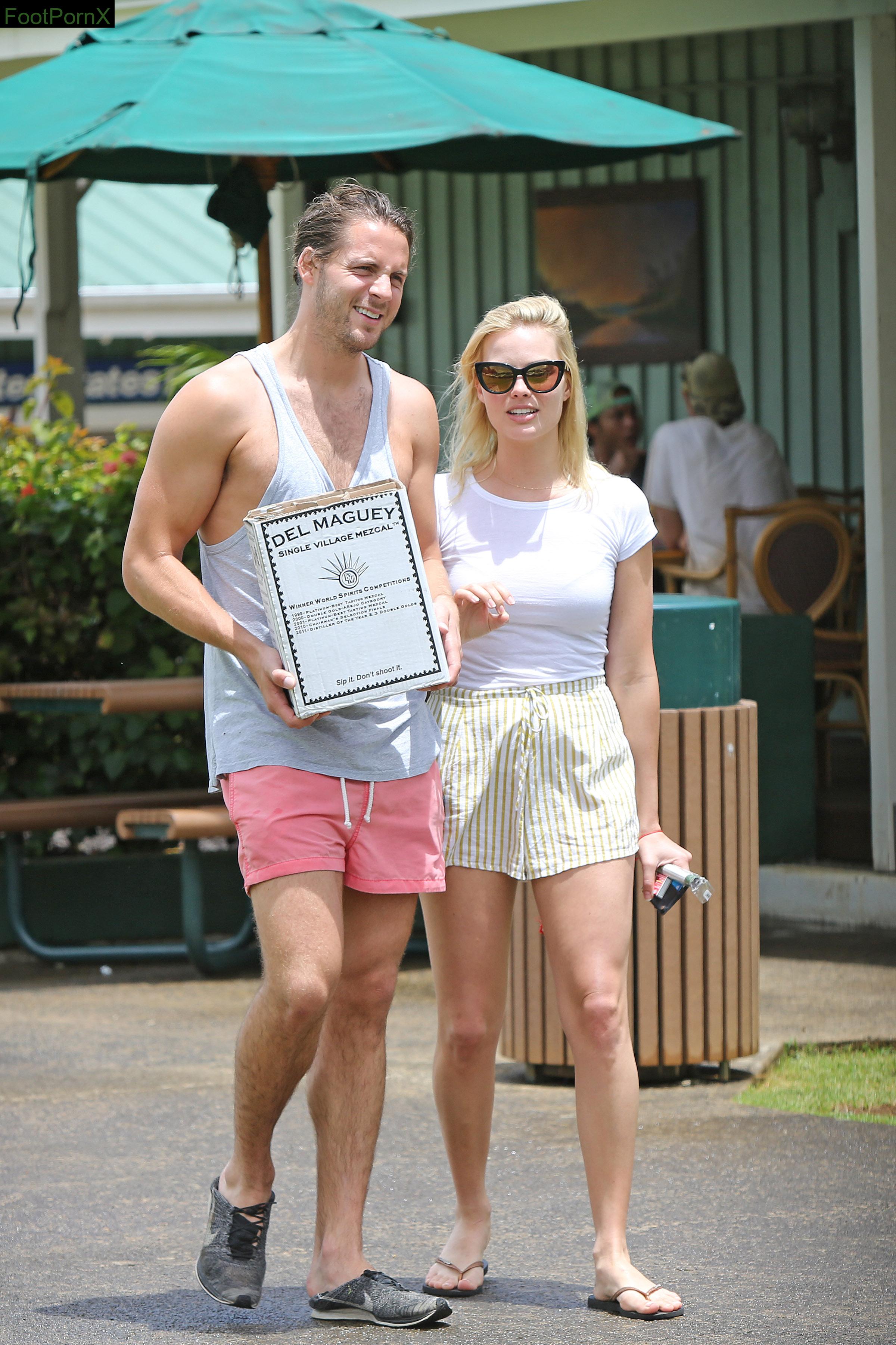 margot robbie feet photo 21