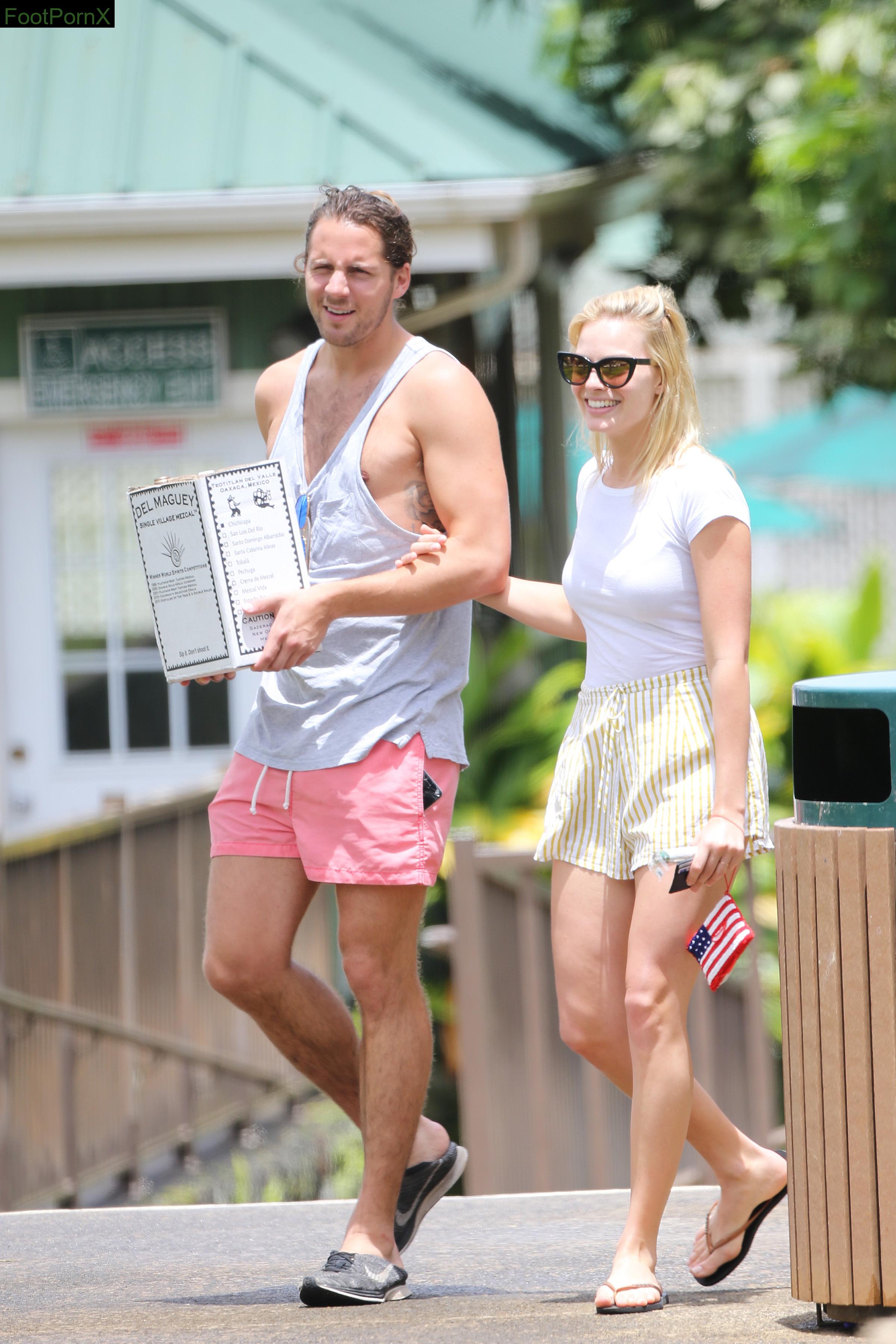 margot robbie feet photo 23