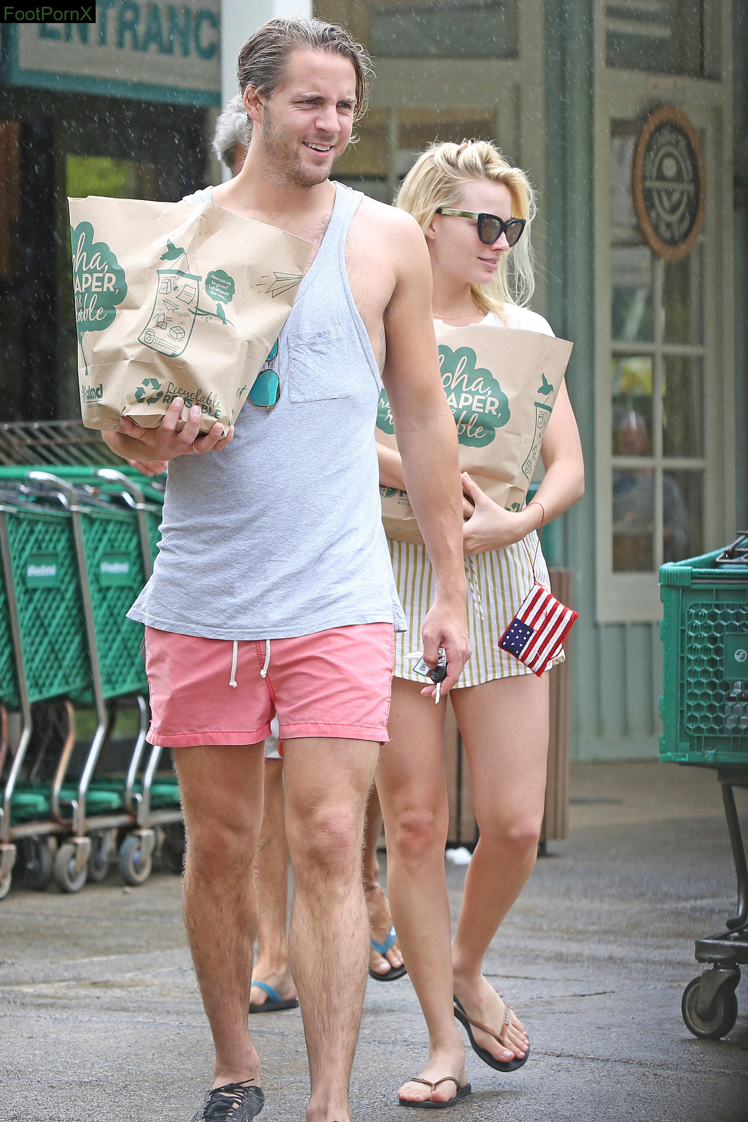 margot robbie feet photo 20