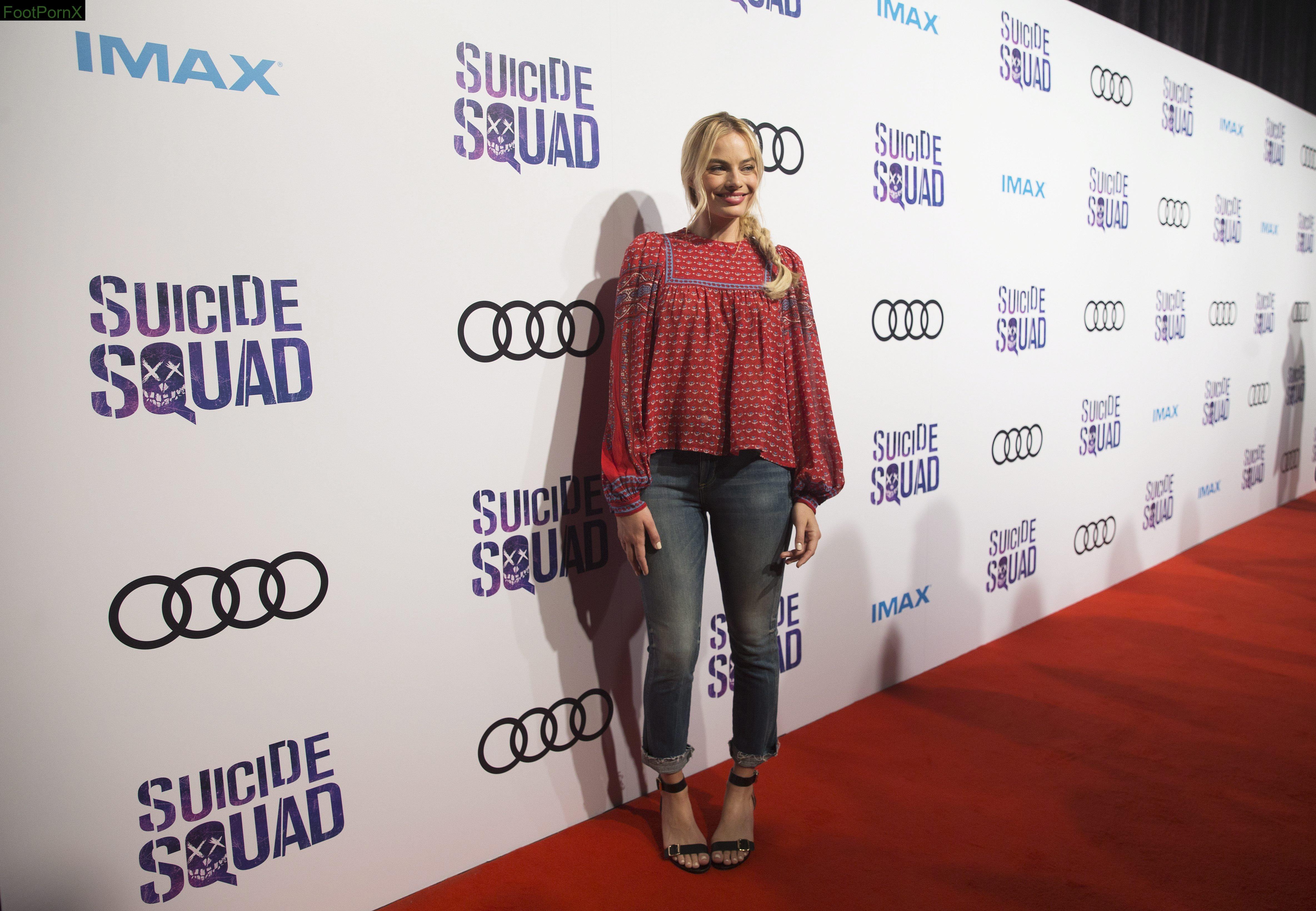 margot robbie feet photo 12