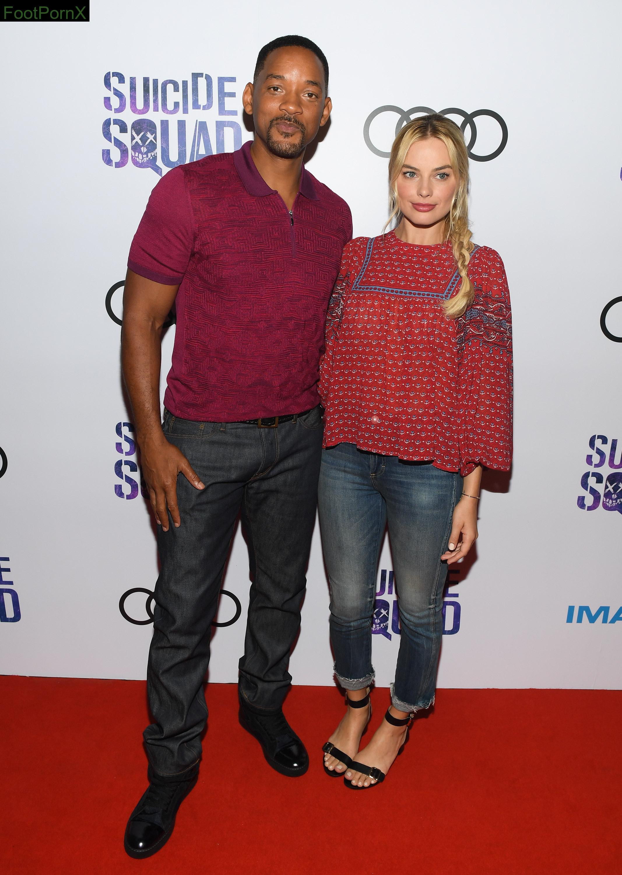 margot robbie feet photo 16