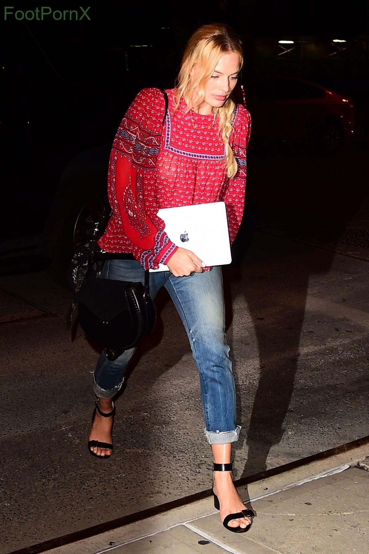 margot robbie feet photo 8