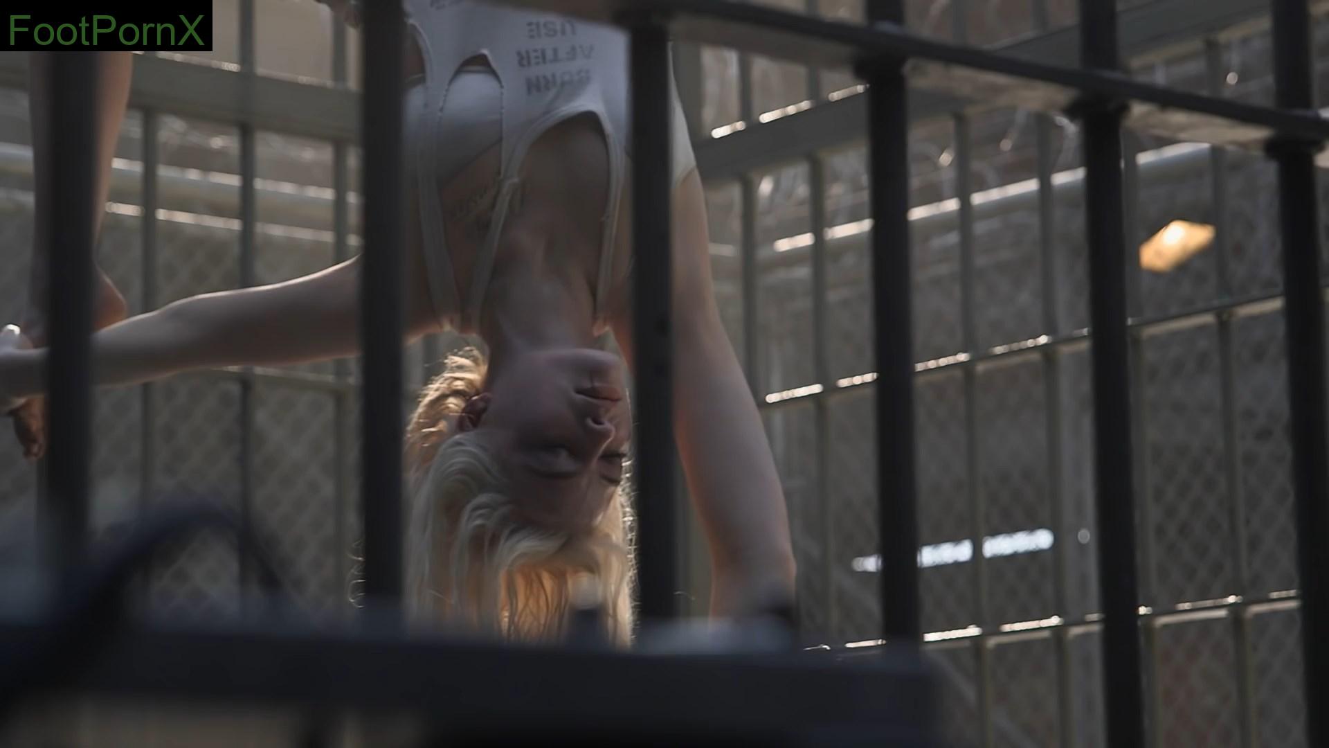 margot robbie feet photo 9
