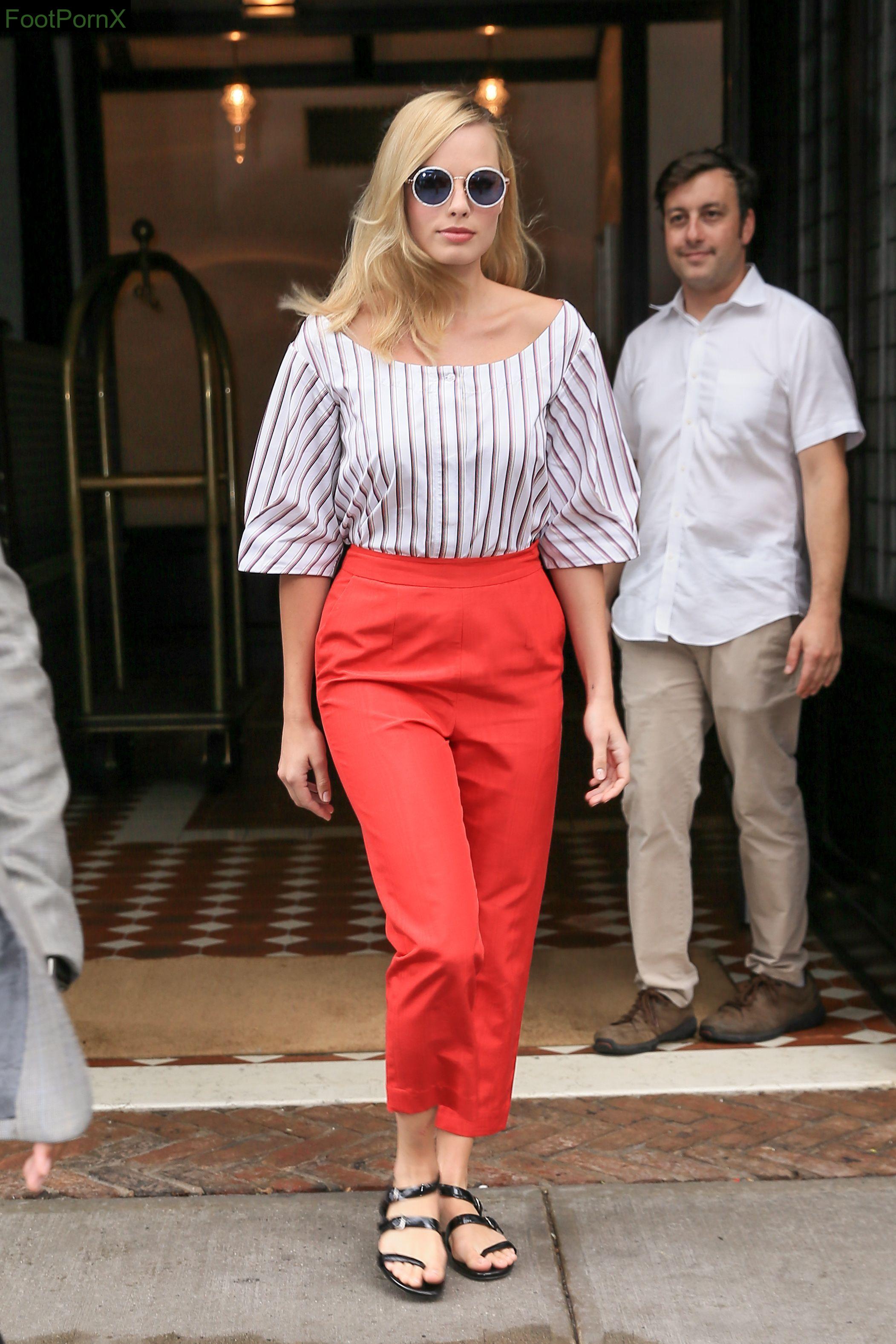 margot robbie feet photo 7