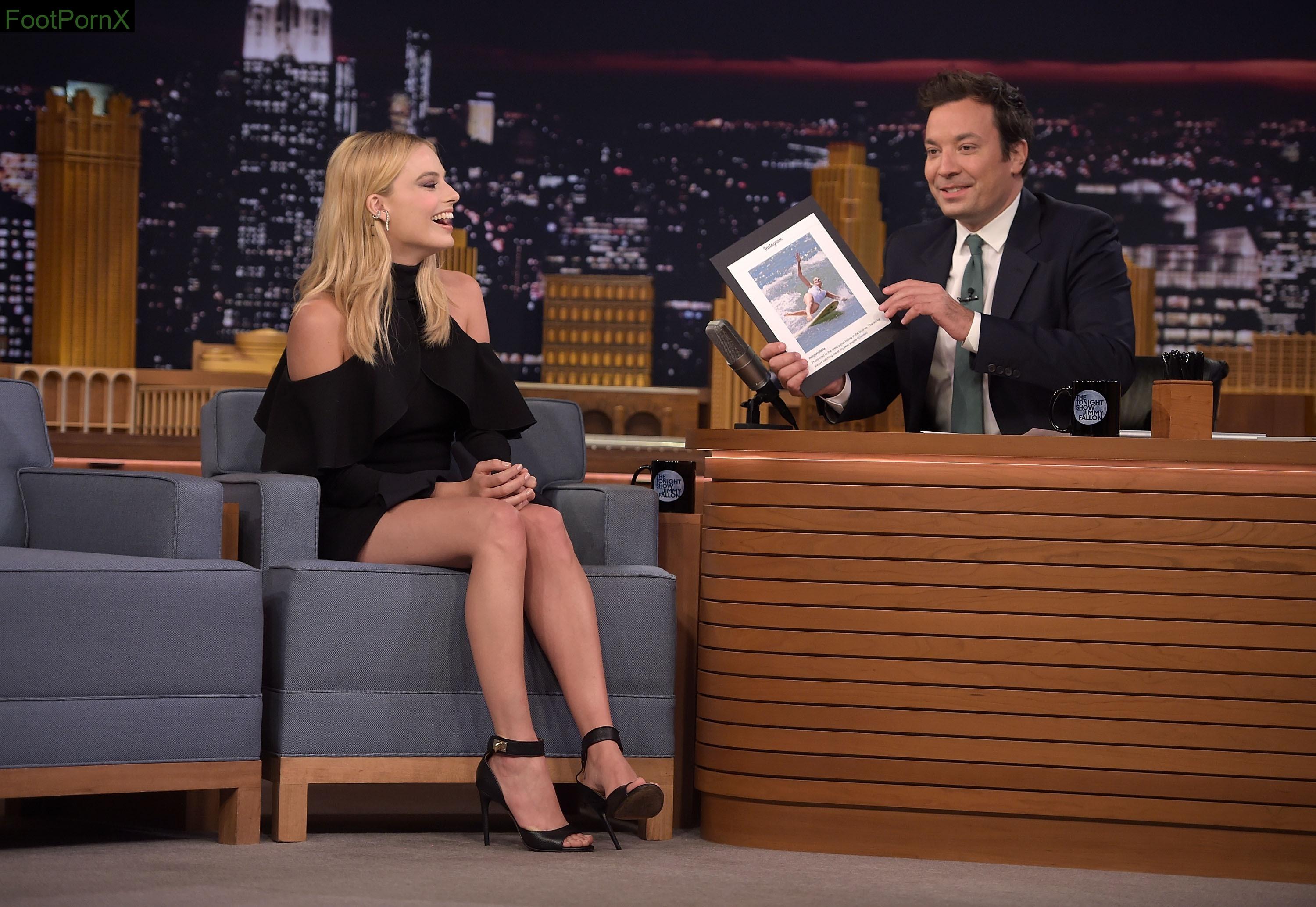 margot robbie feet photo 2