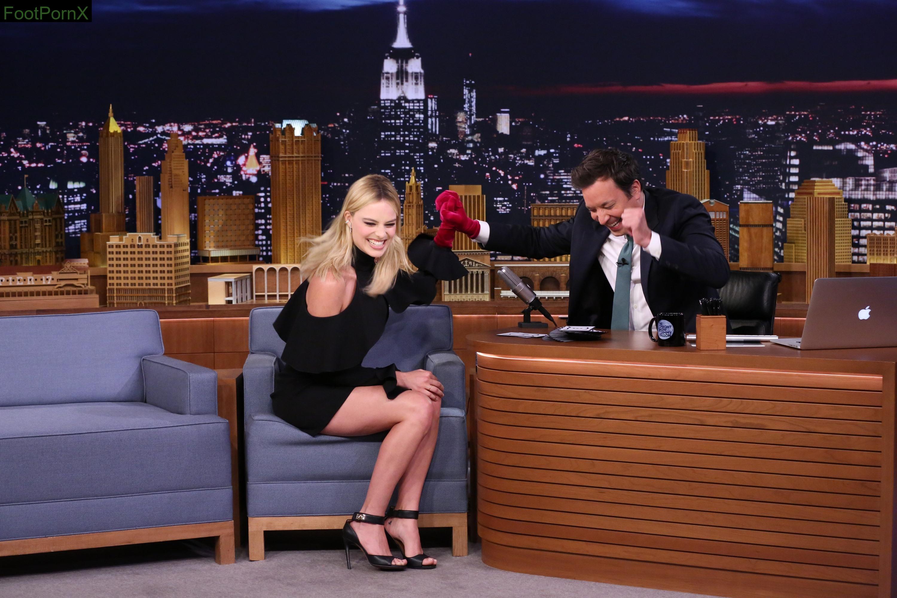 margot robbie feet photo 24