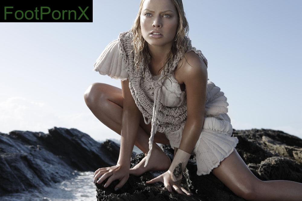 margot robbie feet photo 18