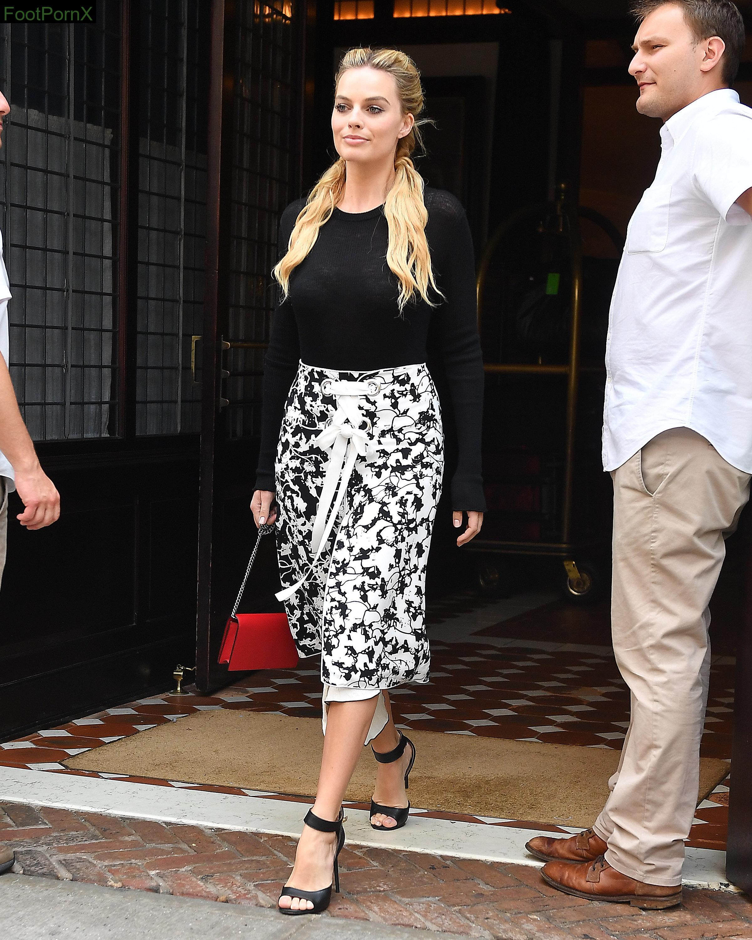 margot robbie feet photo 5