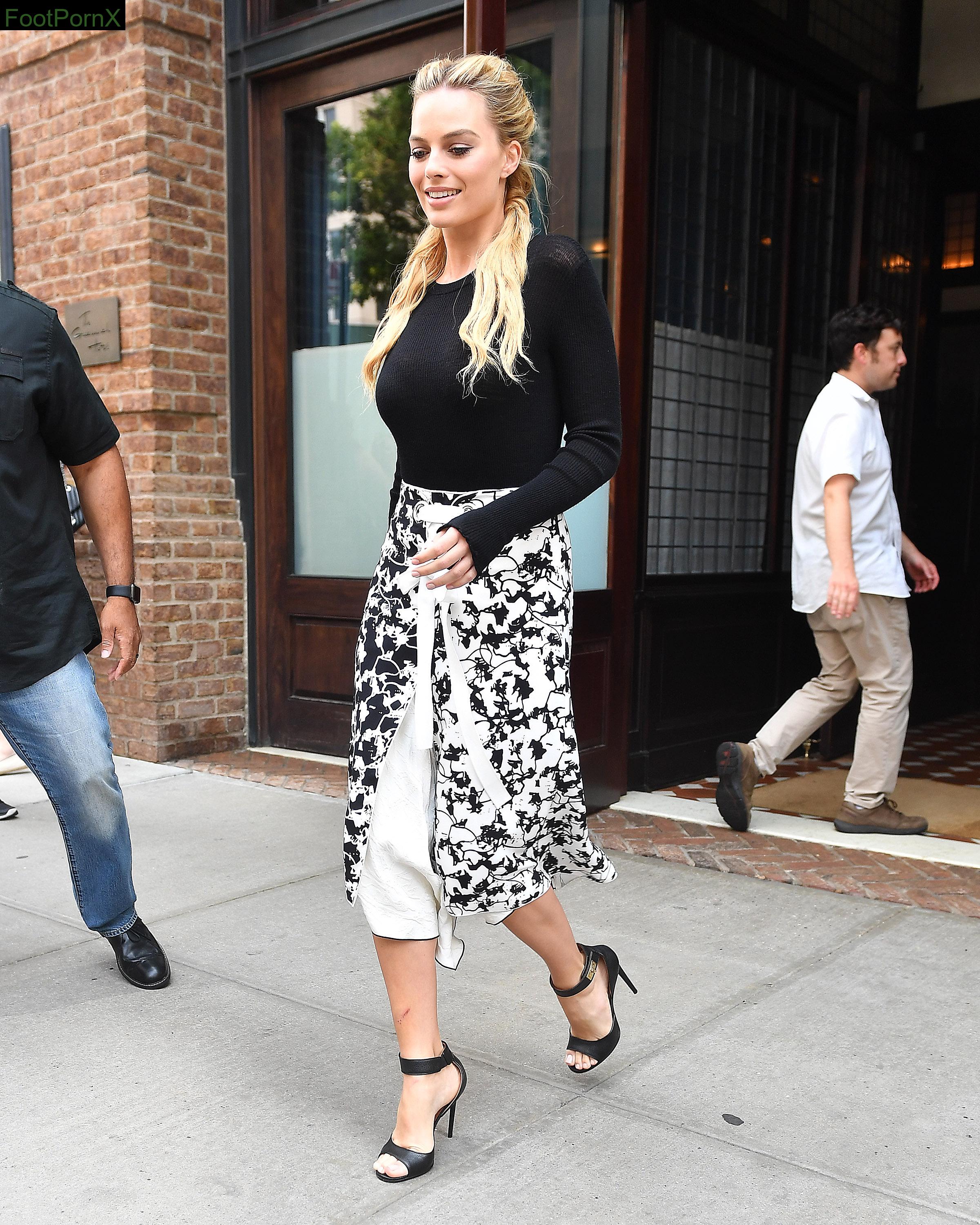 margot robbie feet photo 22