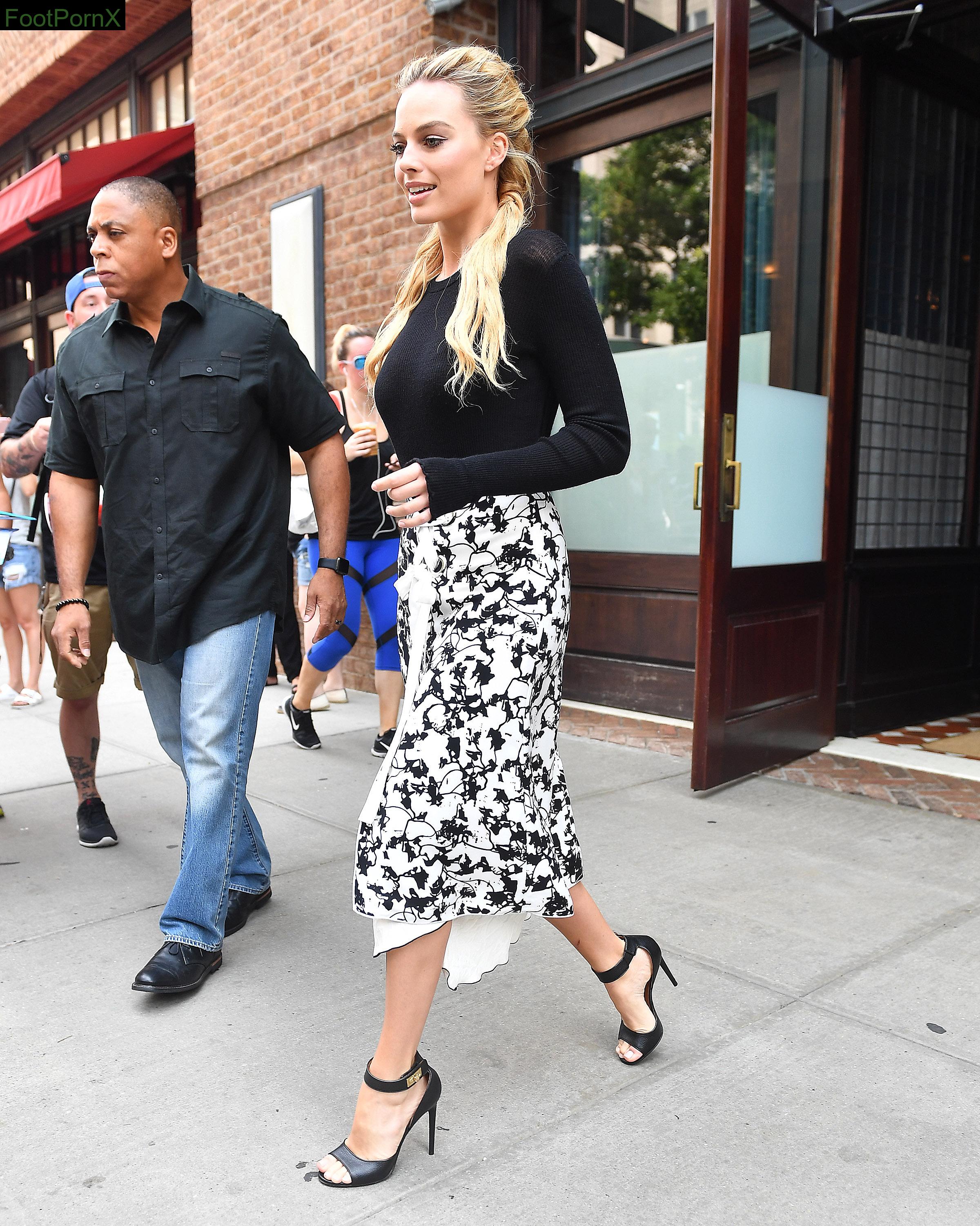 margot robbie feet photo 16