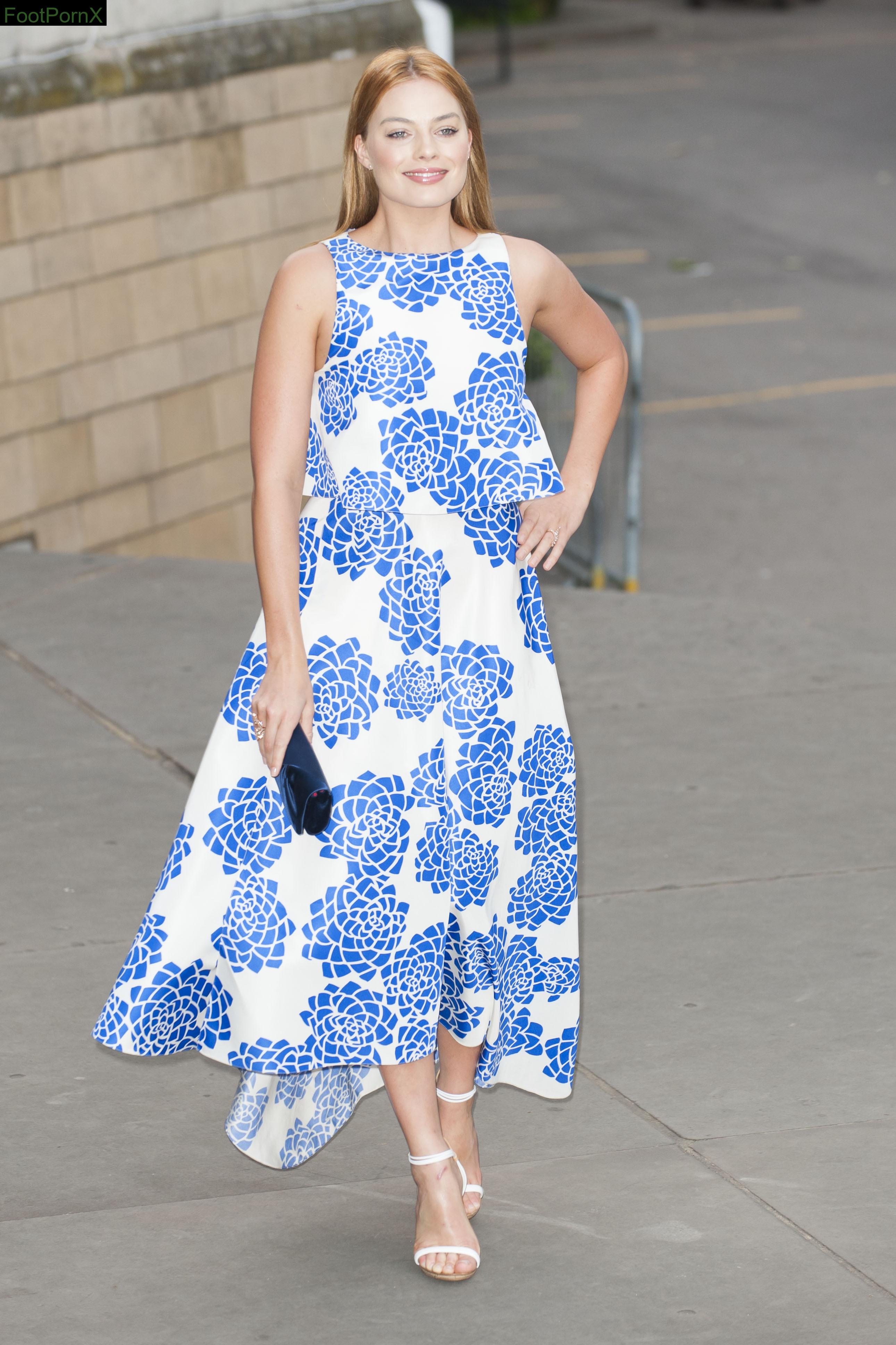 margot robbie feet photo 14