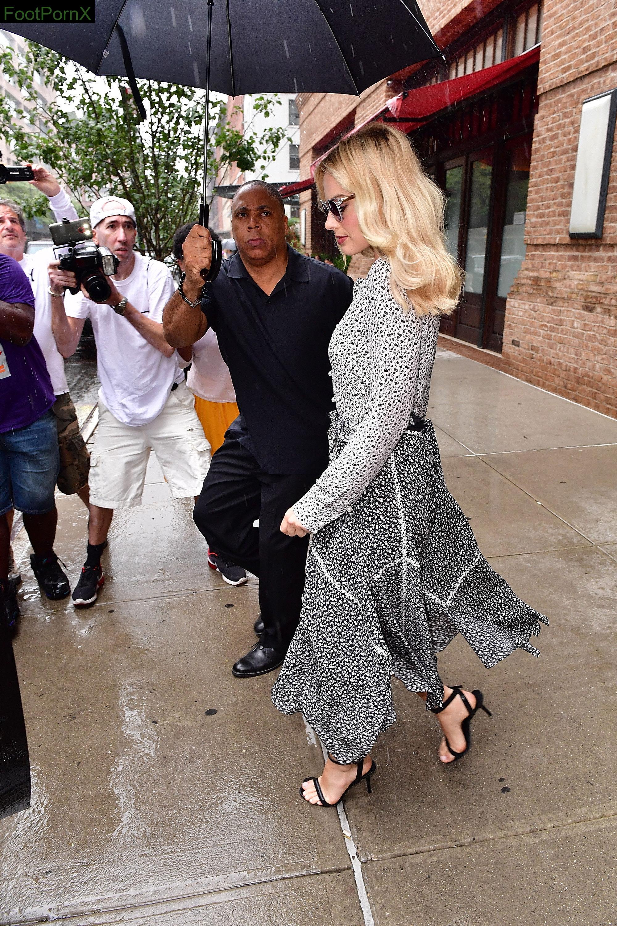 margot robbie feet photo 12