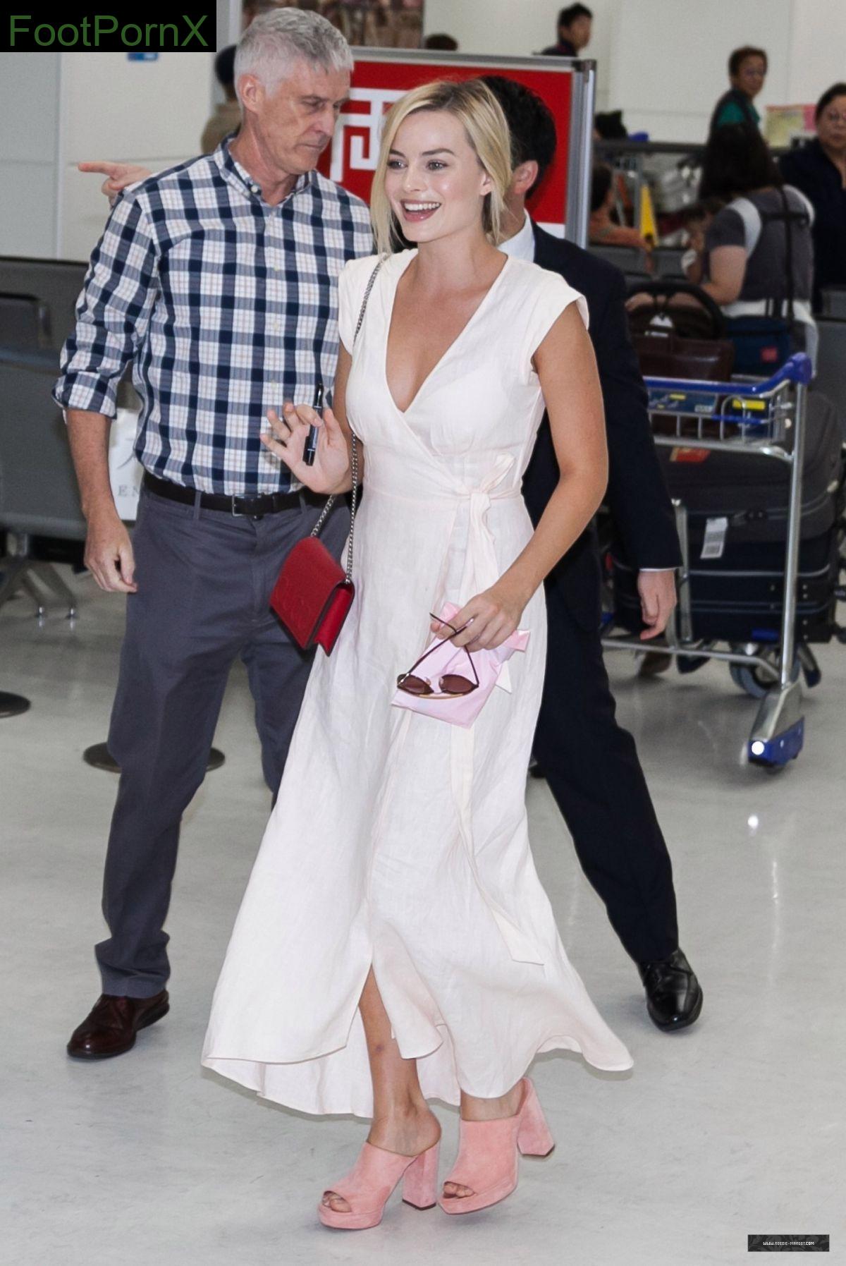 margot robbie feet photo 7