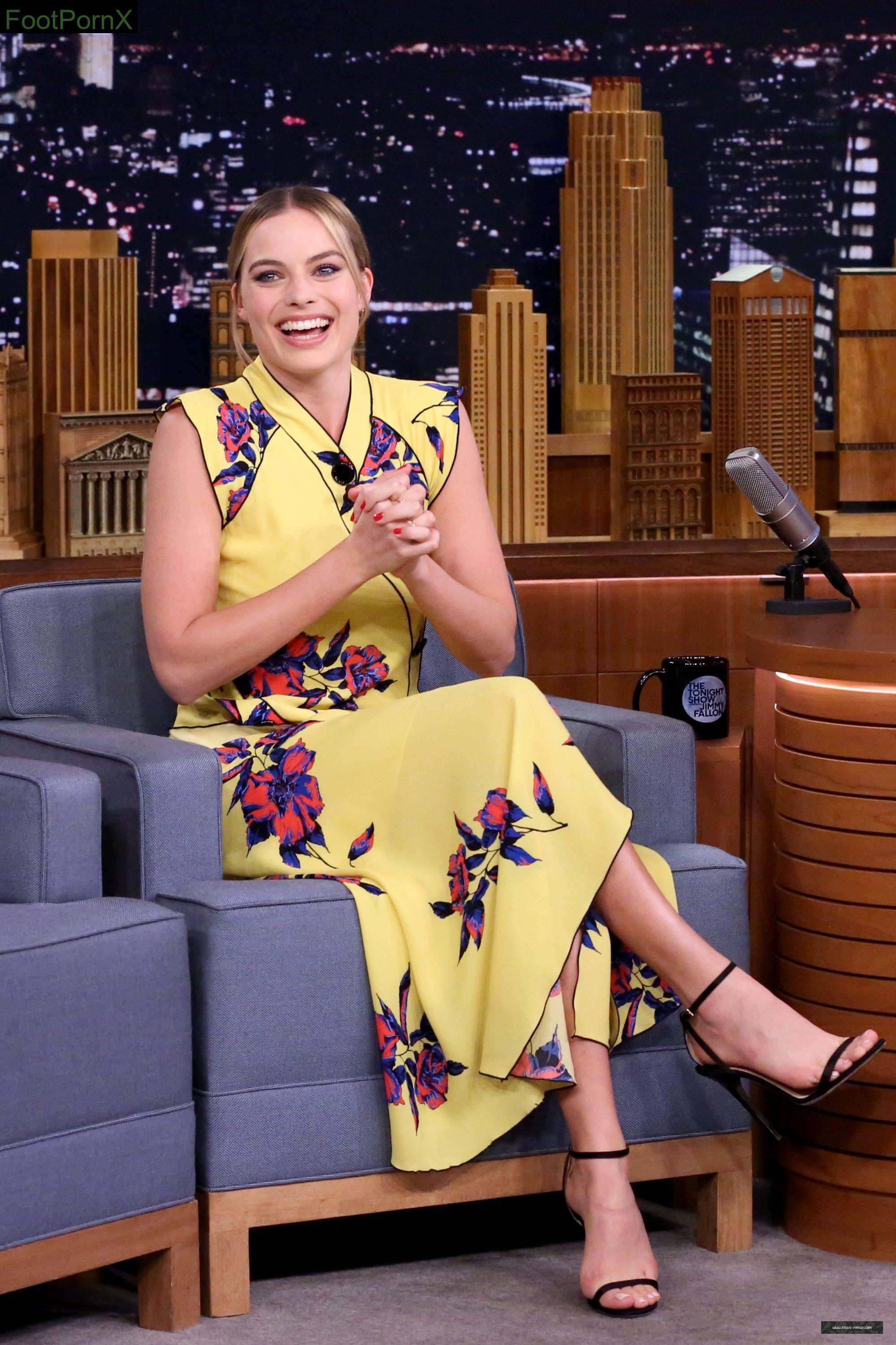 margot robbie feet photo 21