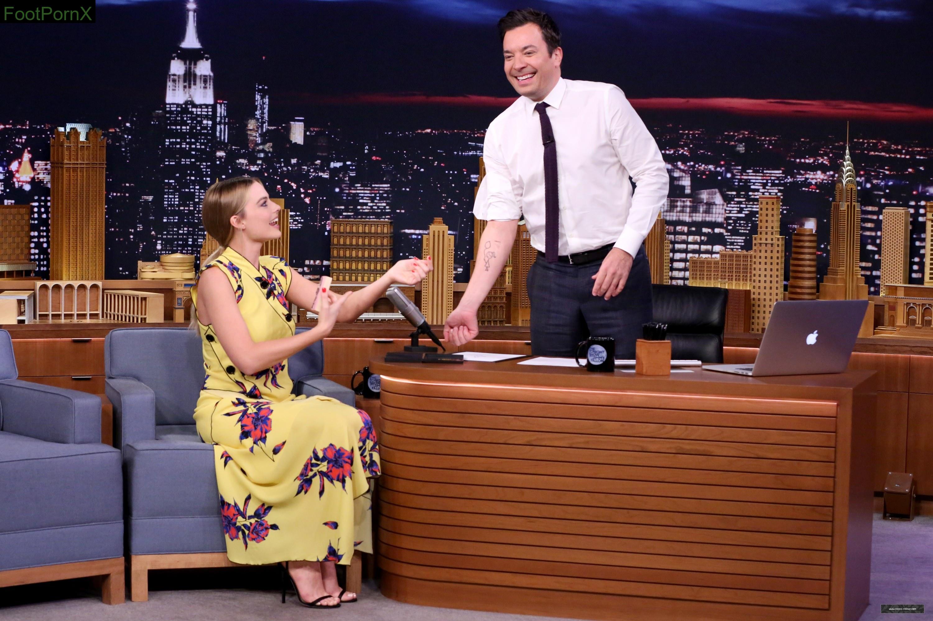 margot robbie feet photo 22