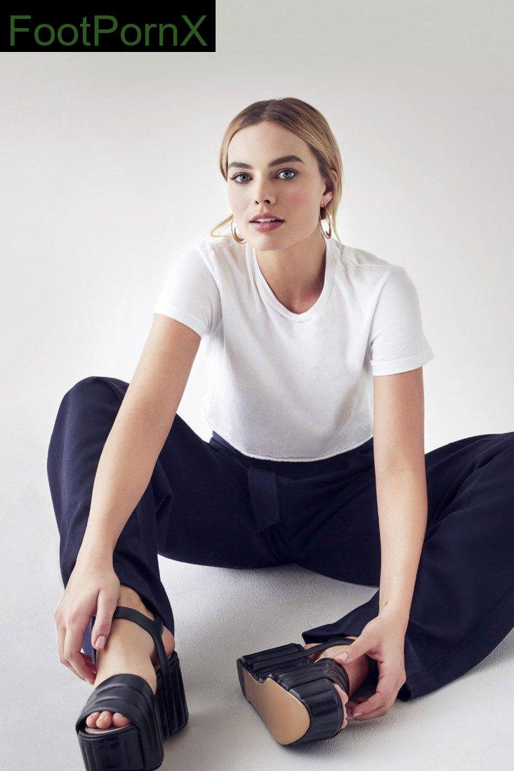 margot robbie feet photo 11