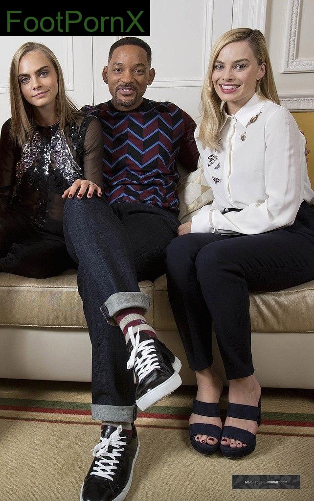 margot robbie feet photo 13