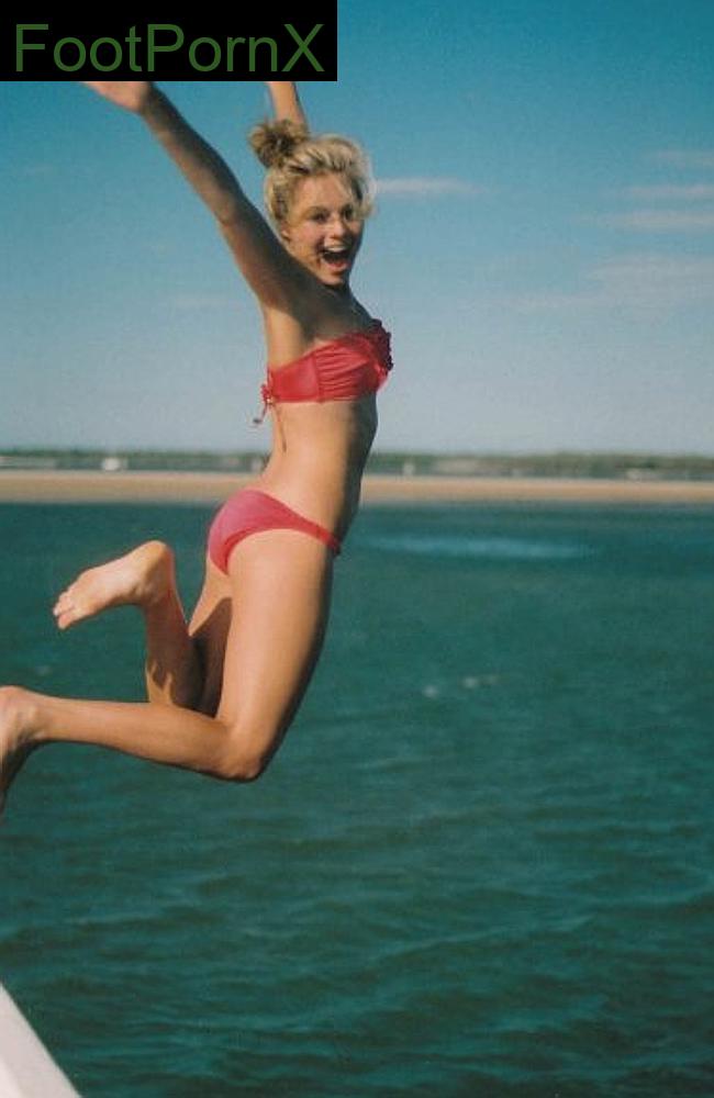 margot robbie feet photo 16