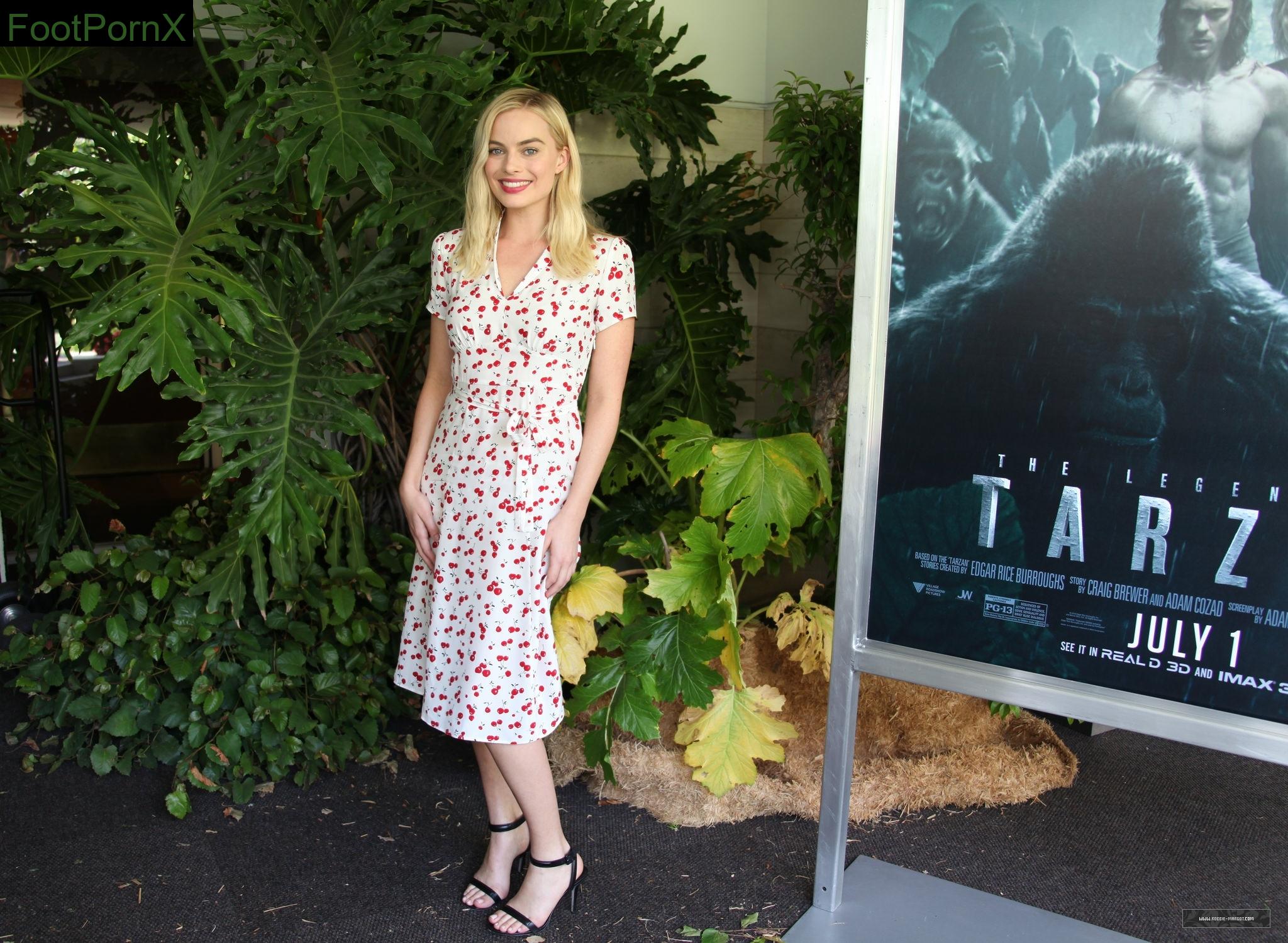margot robbie feet photo 15