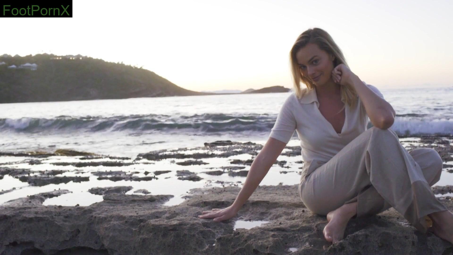 margot robbie feet photo 10