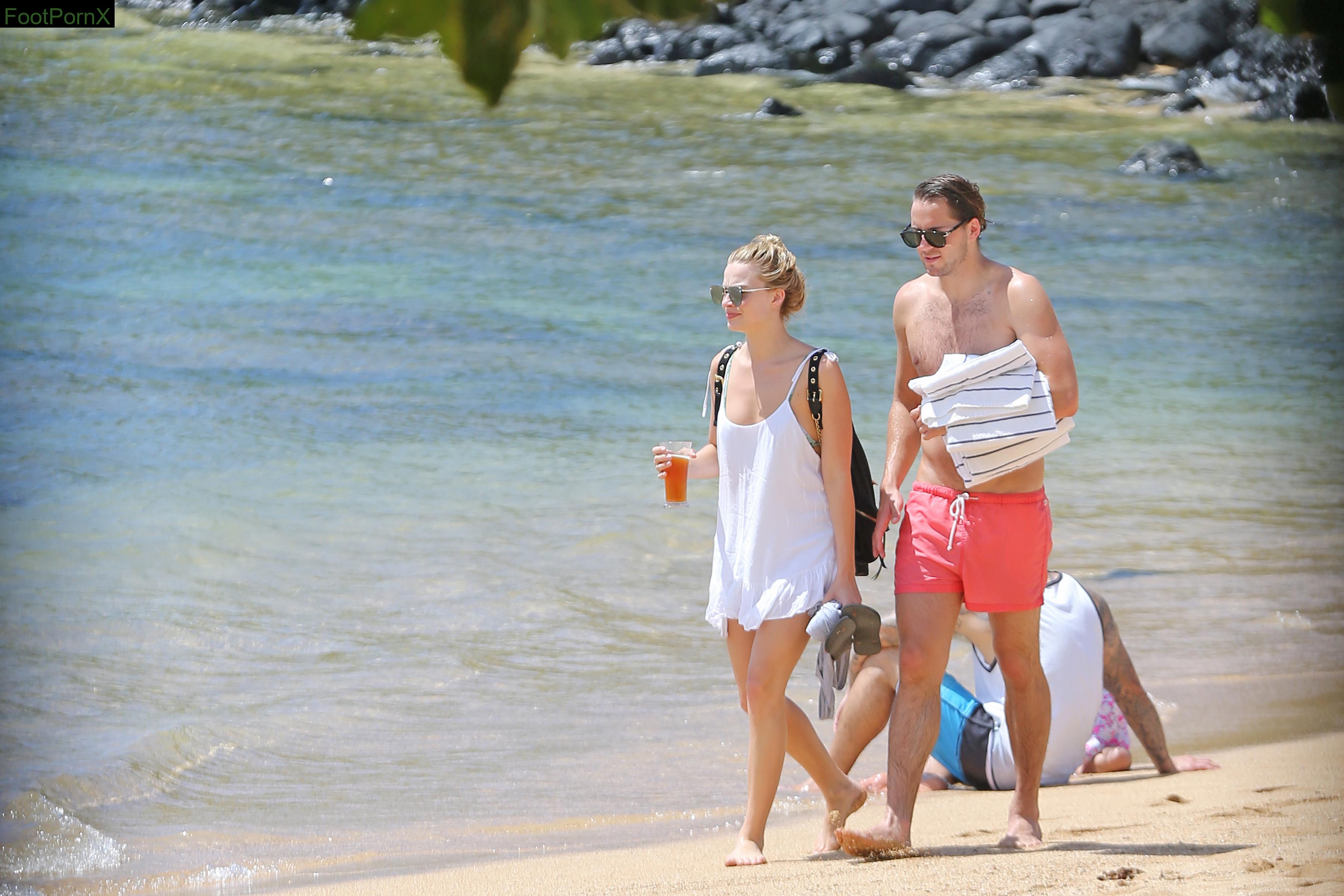 margot robbie feet photo 3