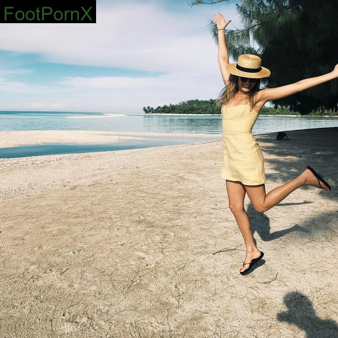 margot robbie feet photo 9