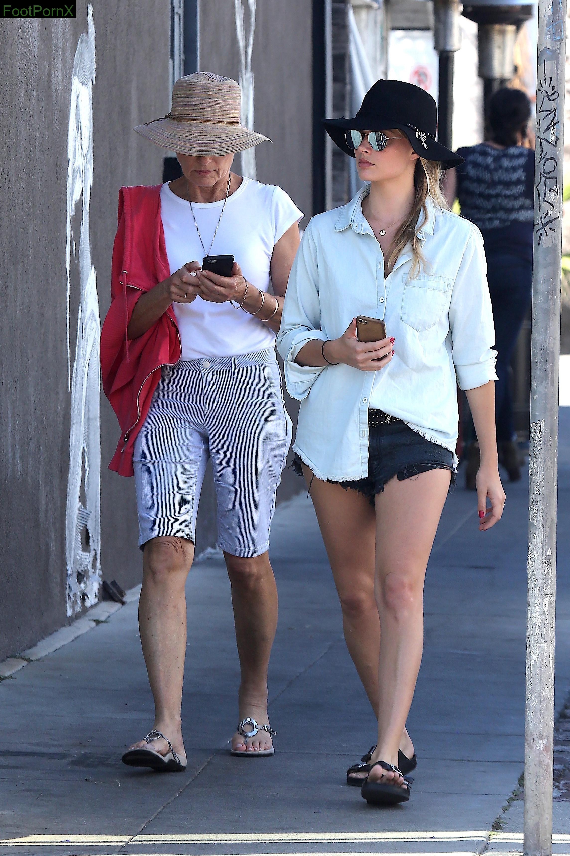 margot robbie feet photo 21