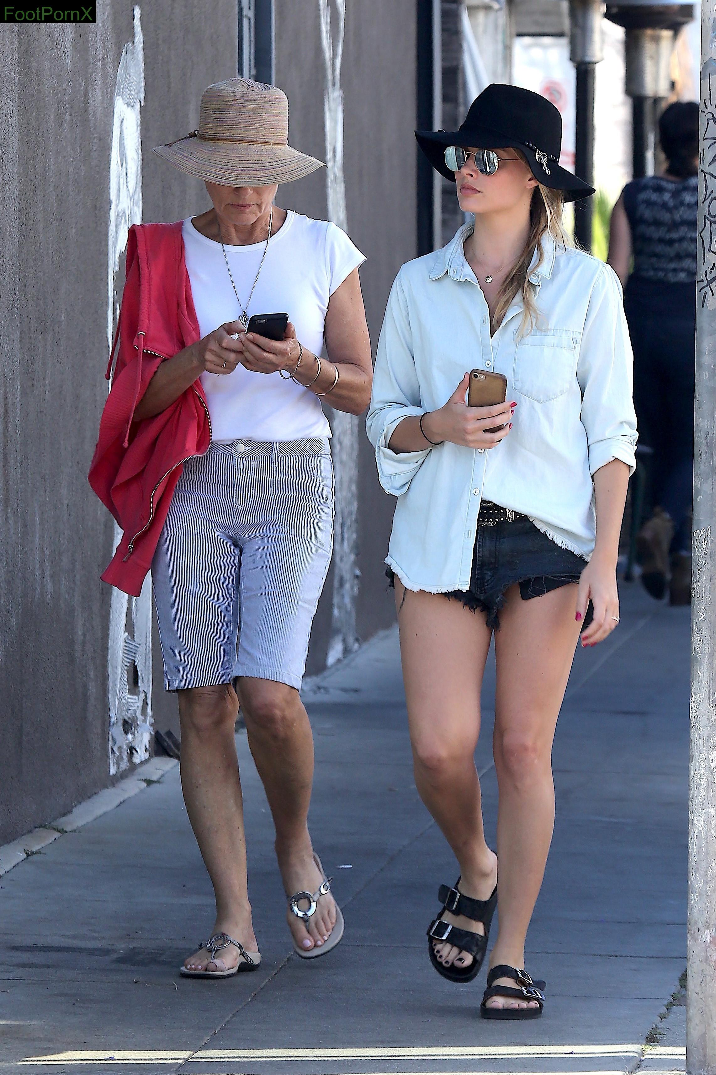 margot robbie feet photo 22